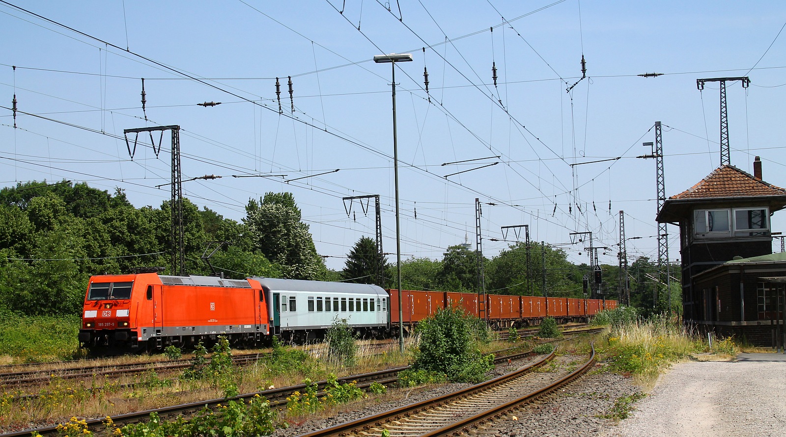 DB 185 297-9 mit Militär/Munitionszug passiert das Stellwerk Hd in Duisburg-Hochfeld Süd  17.06.2023