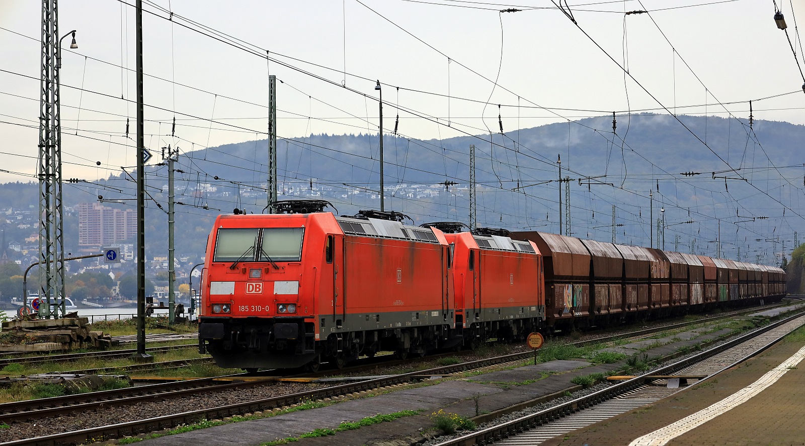 DB 185 310 + 256 mit Kohlezug abgestellt am Bhf Rdesheim/Rhein. 24.10.2023