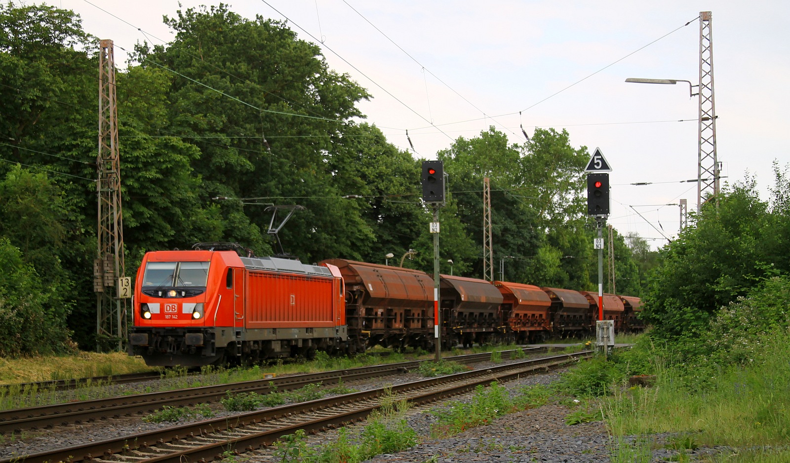 DB 187 142-5 mit Schüttgutwagenzug Ratingen-Lintorf 05.06.2024