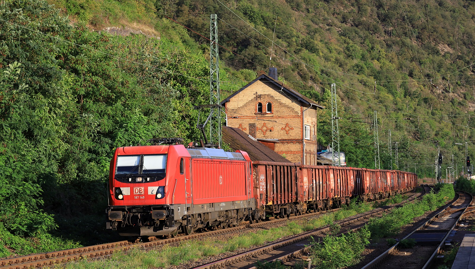 DB 187 149-0 mit E-Wagen Zug unterwegs Richtung Koblenz. Kaub am Rhein 14.09.2023