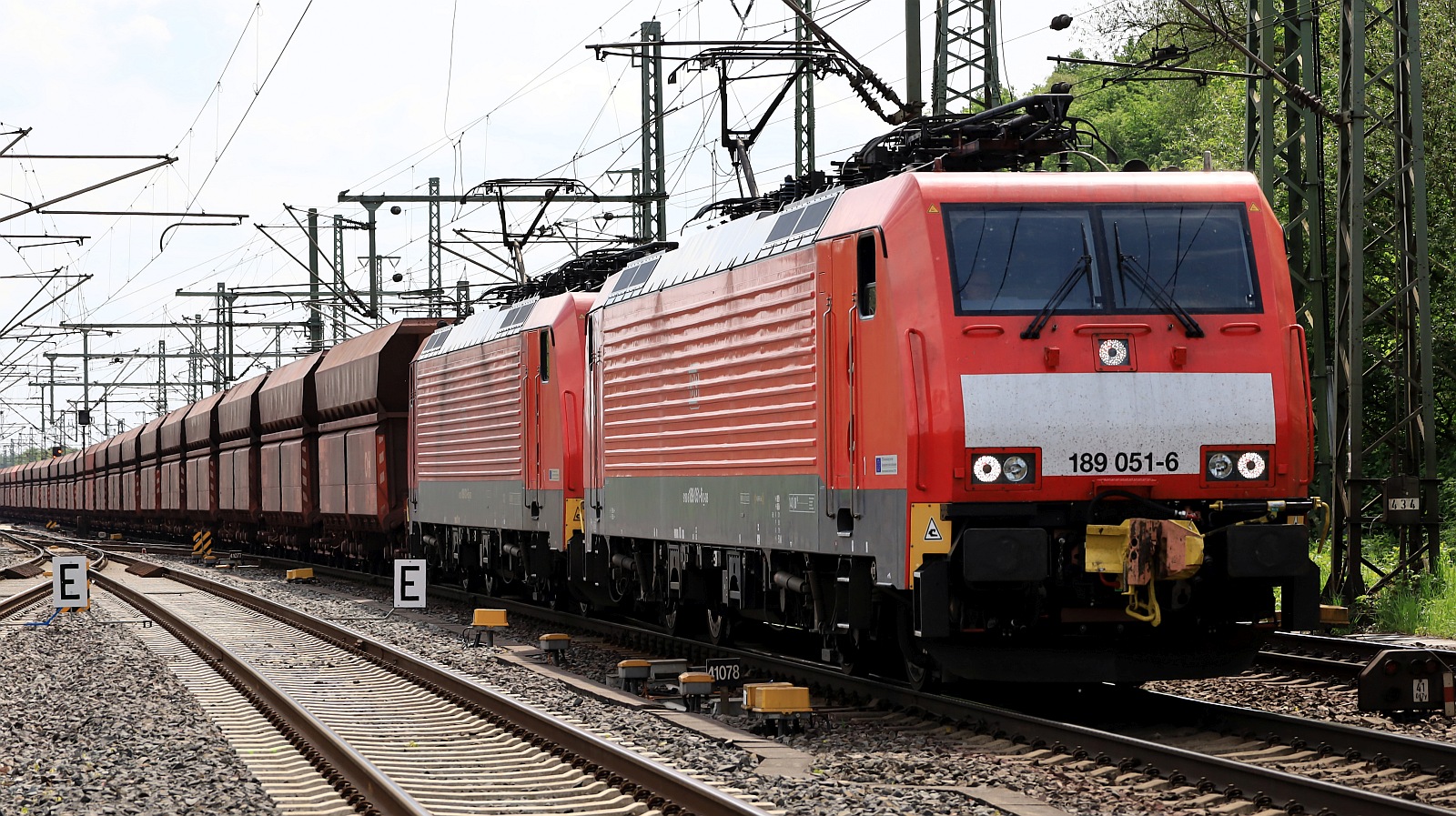 DB 189 051-6 REV/KG 9/13.05.22 und 189 031-8 REV/LD X/24.04.18 mit Leerzug HH-Harburg 04.05.2024