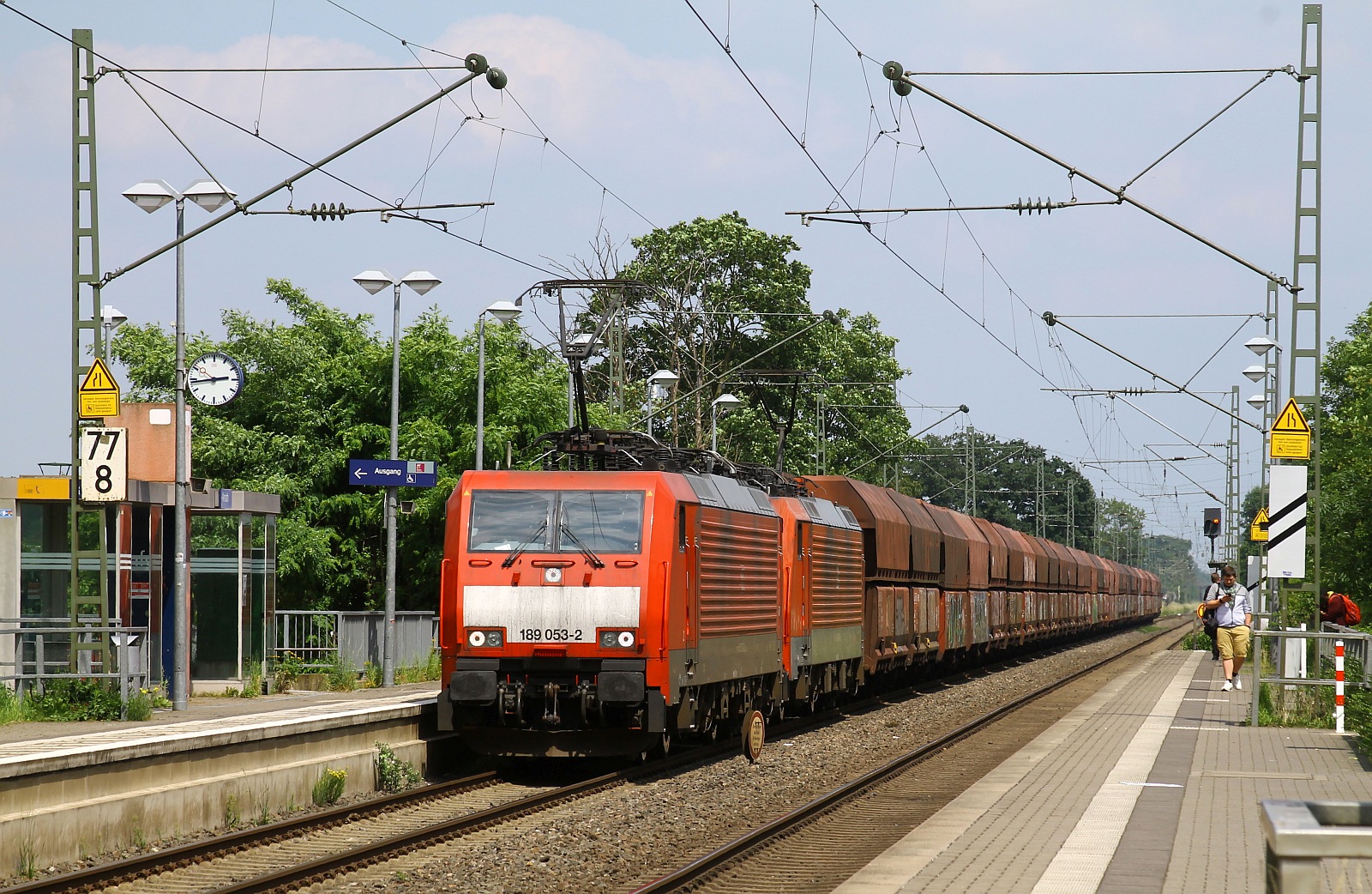 DB 189 053-2 + 189 070 mit Kohlenzug, Anrath 07.06.2024