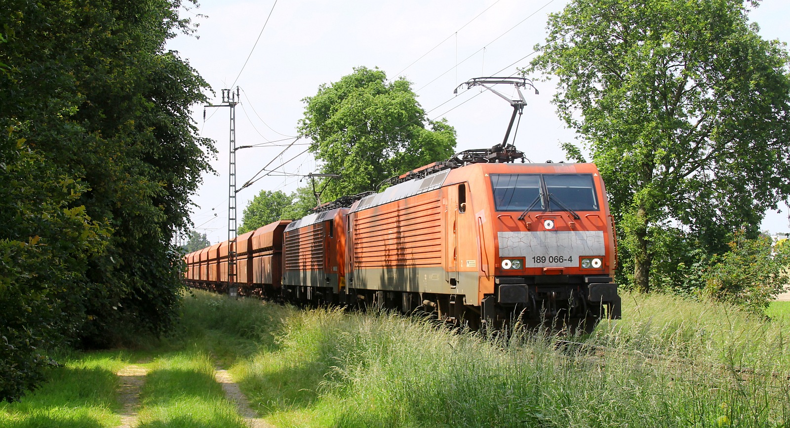 DB 189 066-4 + 189 035 mit Erzzug bei Boisheim 06.06.2024