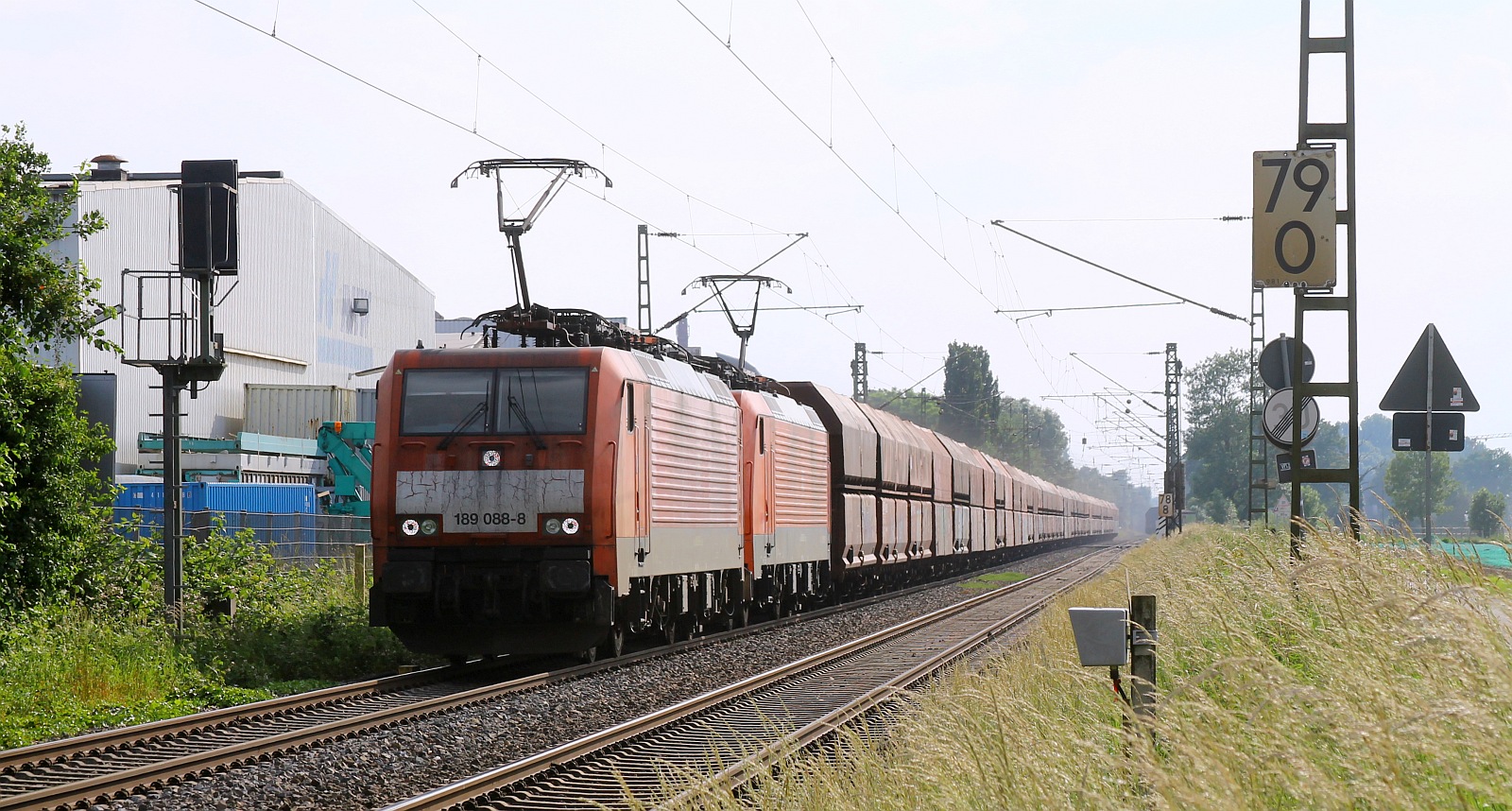 DB 189 088-8 + 189 082 mit Kohlenzug, Bü Hohe Straße, Anrath 07.06.2024