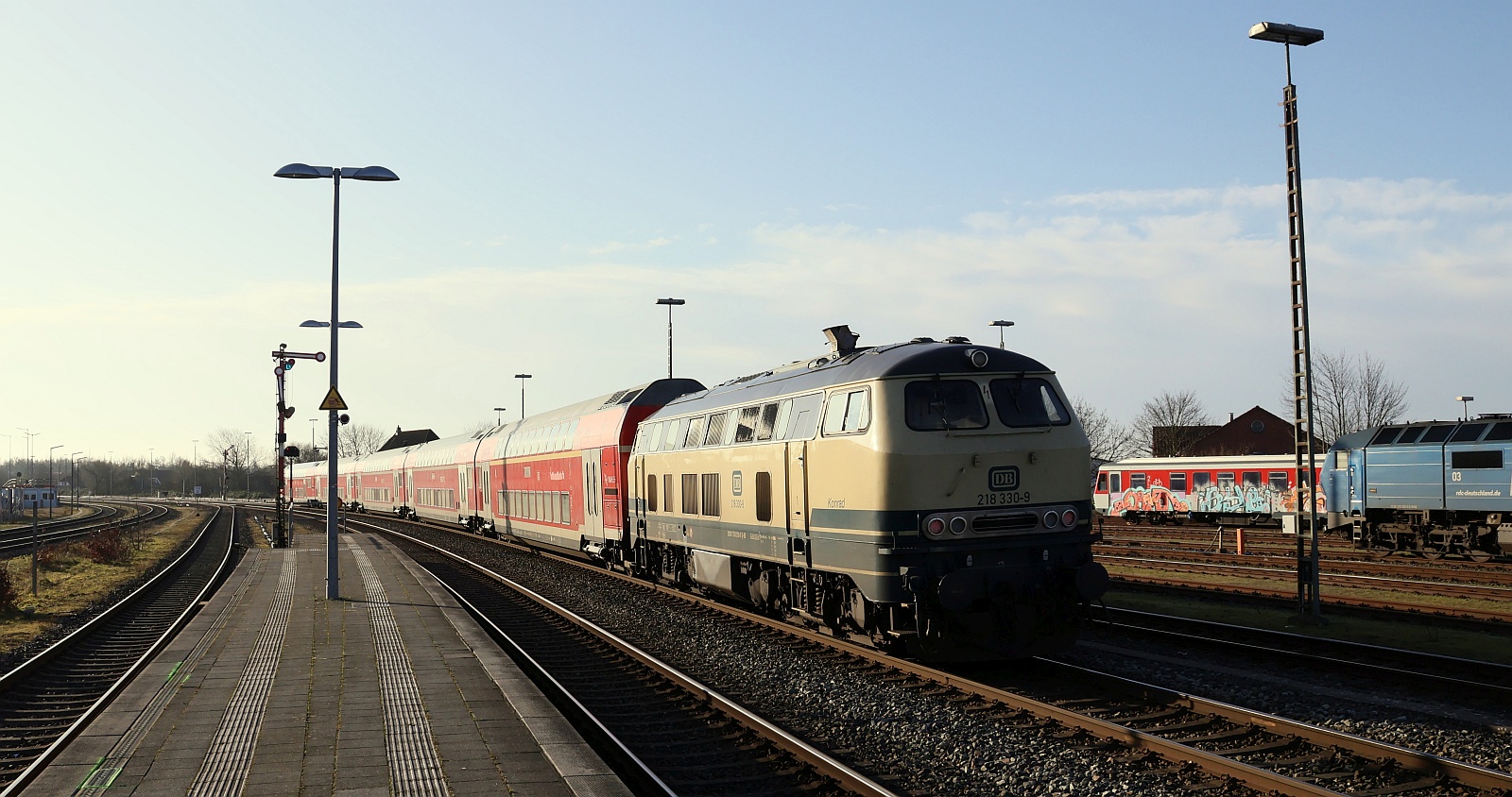 DB 218 330-9 REV/BCX X/25.02.22 als Schublok des RE 6 nach Hamburg-Altona. Niebüll 11.02.2025