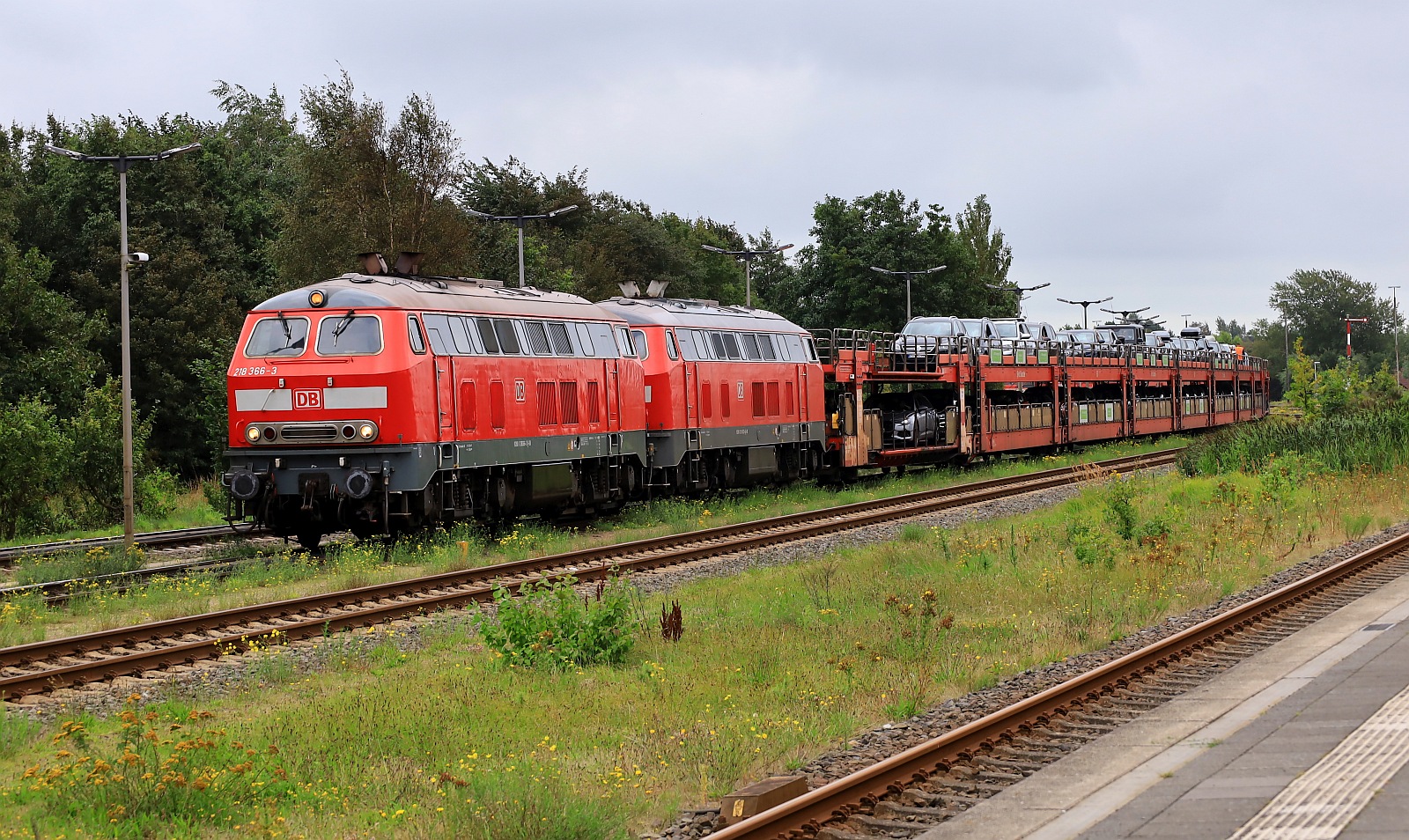 DB 218 366 + 832 warten mit dem SyltShuttle nach Westerland auf den Gegenzug aus Westerland. Niebüll 13.08.2023