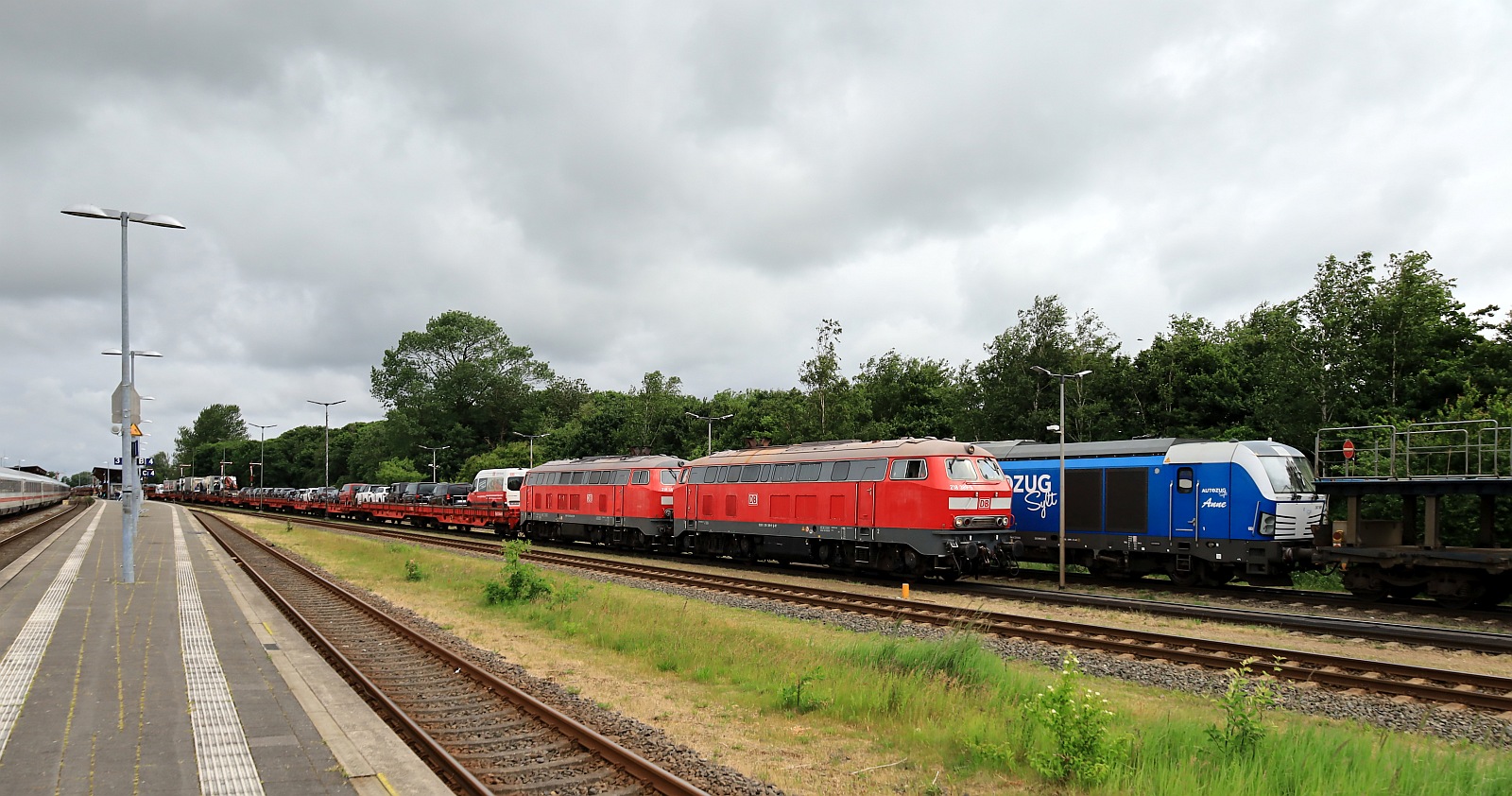 DB 218 389-5 und 344-0 REV/HB X/26.07.17 Verl/ANB/22.05.25 mit SyltShuttle EInfahrt Niebüll. 03.06.2024