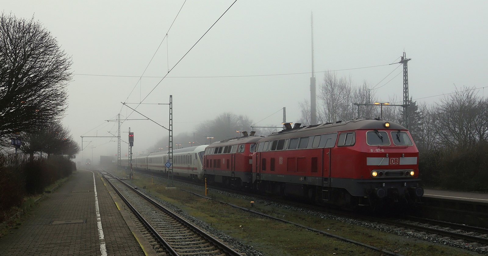 DB 218 397 + 839 mit IC 2214 nach Westerland. Einfahrt Husum 01.02.2025