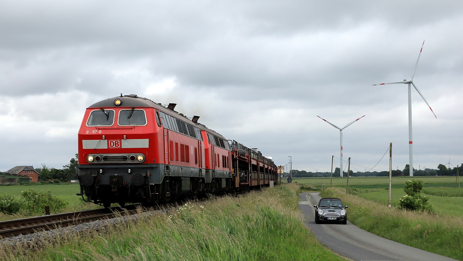 DB 218 397-8 REV/HB X/03.03.17, Verl/ANB/08.03.24, Verl/ANB/03.03.25 und 218 379-6 REV/HB X/09.08.16, Verl/ANB/09.08.24 mit SyltShuttle gen Westerland. Lehnshallig 03.06.24