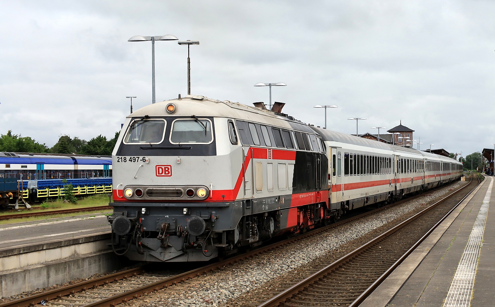 DB 218 497-6 verlässt hier mit ihrem IC Niebüll Richtung Süden. Niebüll 03.06.2024 