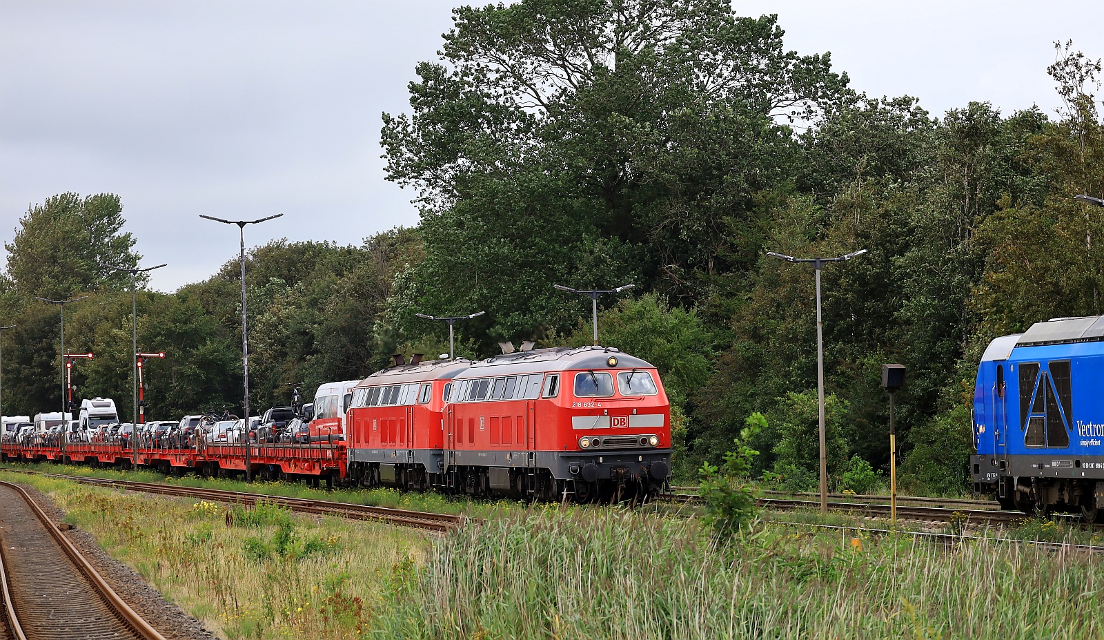 DB 218 832-4, BCS X/24.02.22 und 218 366-3, HB X/29.11.16, Verl/ANB/11.11.23 mit SyltShuttle Einfahrt Niebüll. 13.08.2023