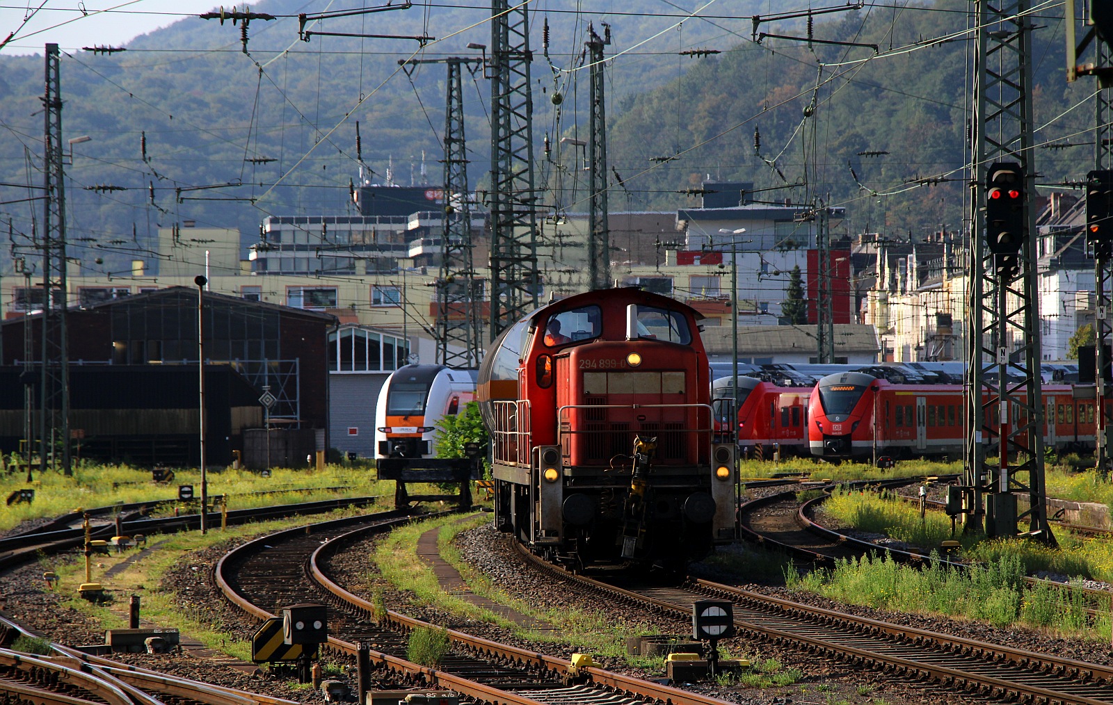 DB 294 899-0 nun mit 2 Kesselwagen Einfahrt Koblenz Hbf 11.09.2023