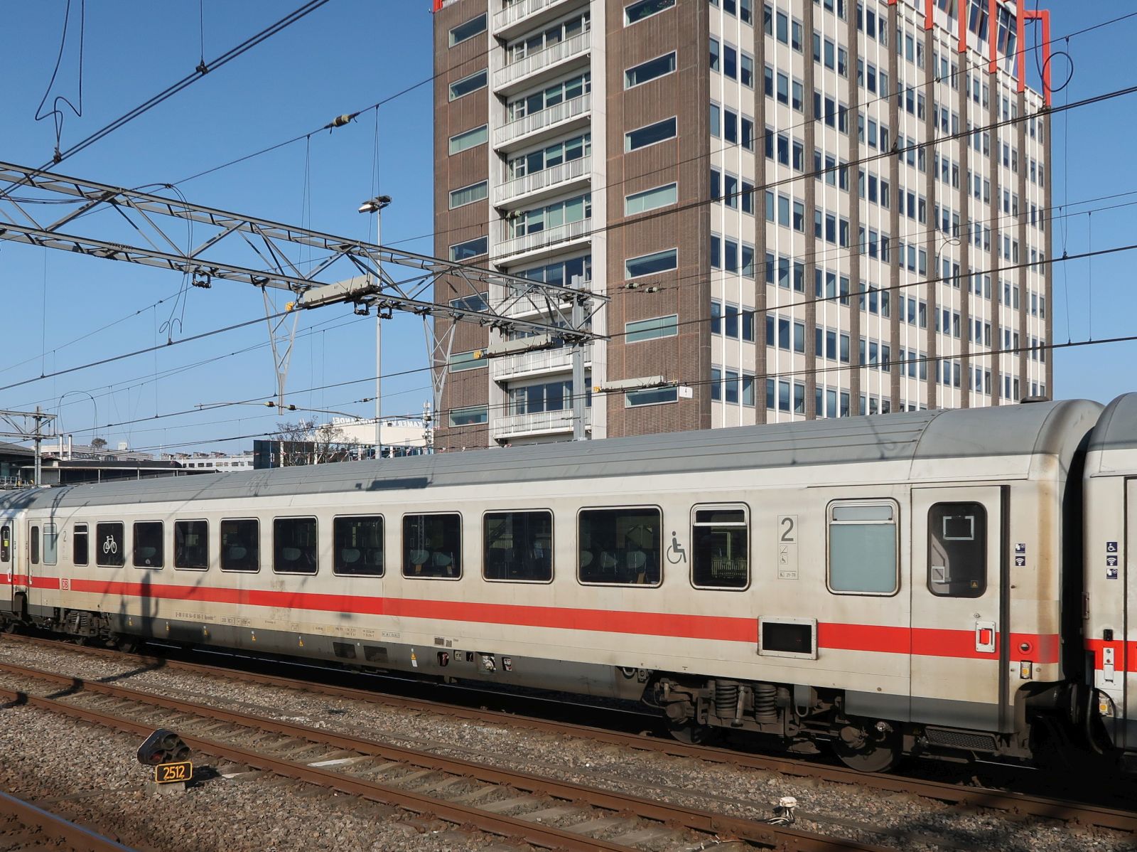 DB Bpmmbdz 284.7 Deutsche Bahn Fernverkehr 2. Klasse Intercity Reisezugwagen mit Fahrradabteil und Nummer D-DB 61 80 84-91 106-3 Gleid 13 Amsterdam Centraal Station, Niederlande 17-02-2025.


DB Bpmmbdz 284.7 Deutsche Bahn Fernverkehr intercityrijtuig 2e klasse met fietsafdeling nummer D-DB 61 80 84-91 106-3 spoor 13 Amsterdam CS 17-02-2025.