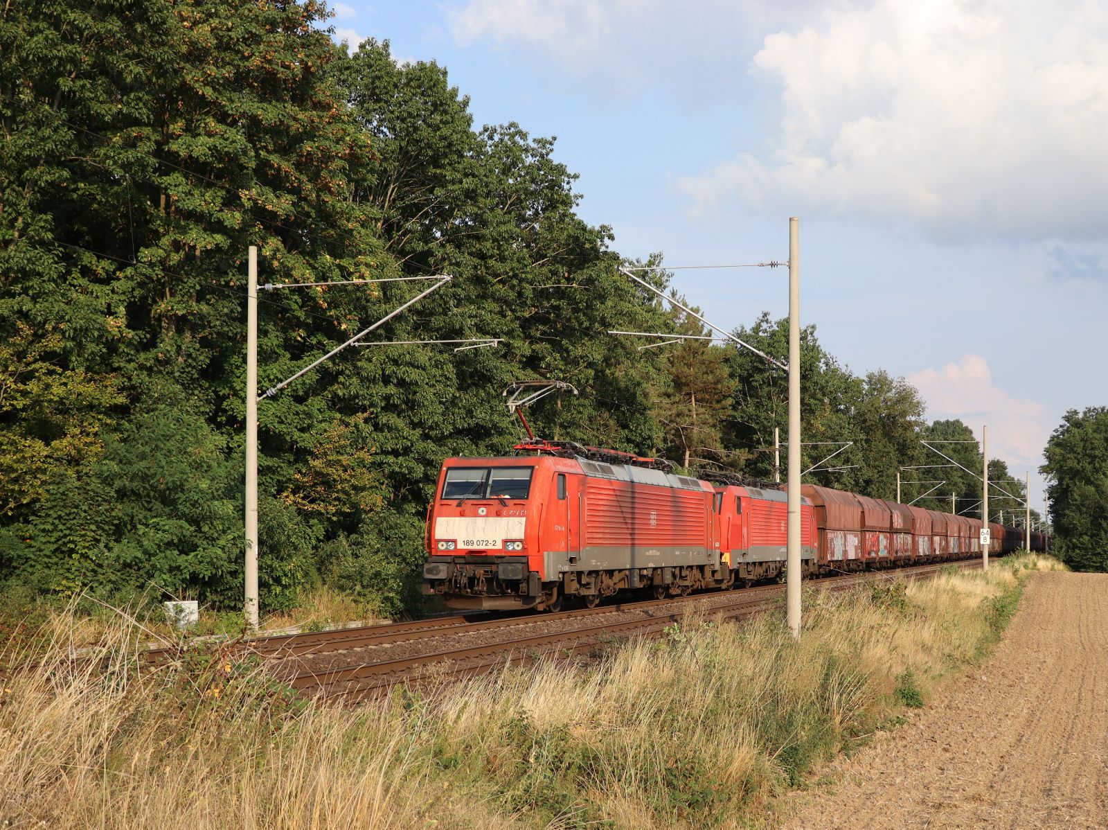 DB Cargo Lokmotive 189 072-2 mit Schwesterlok Felix-Lensing-Straße, Hüthum 18-08-2022.

DB Cargo locomotief 189 072-2 met zusterloc Felix-Lensing-Straße, Hüthum 18-08-2022.