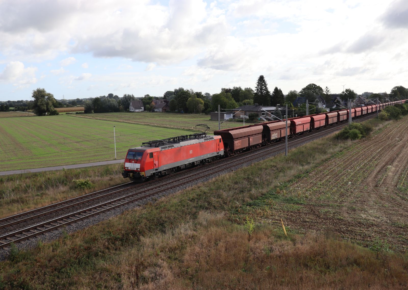 DB Cargo Lokomotive 189 037-5 Baumannstrasse, Praest bei Emmerich am Rhein 16-09-2022.

DB Cargo locomotief 189 037-5 met lege ersttrein. Baumannstrasse, Praest 16-09-2022.