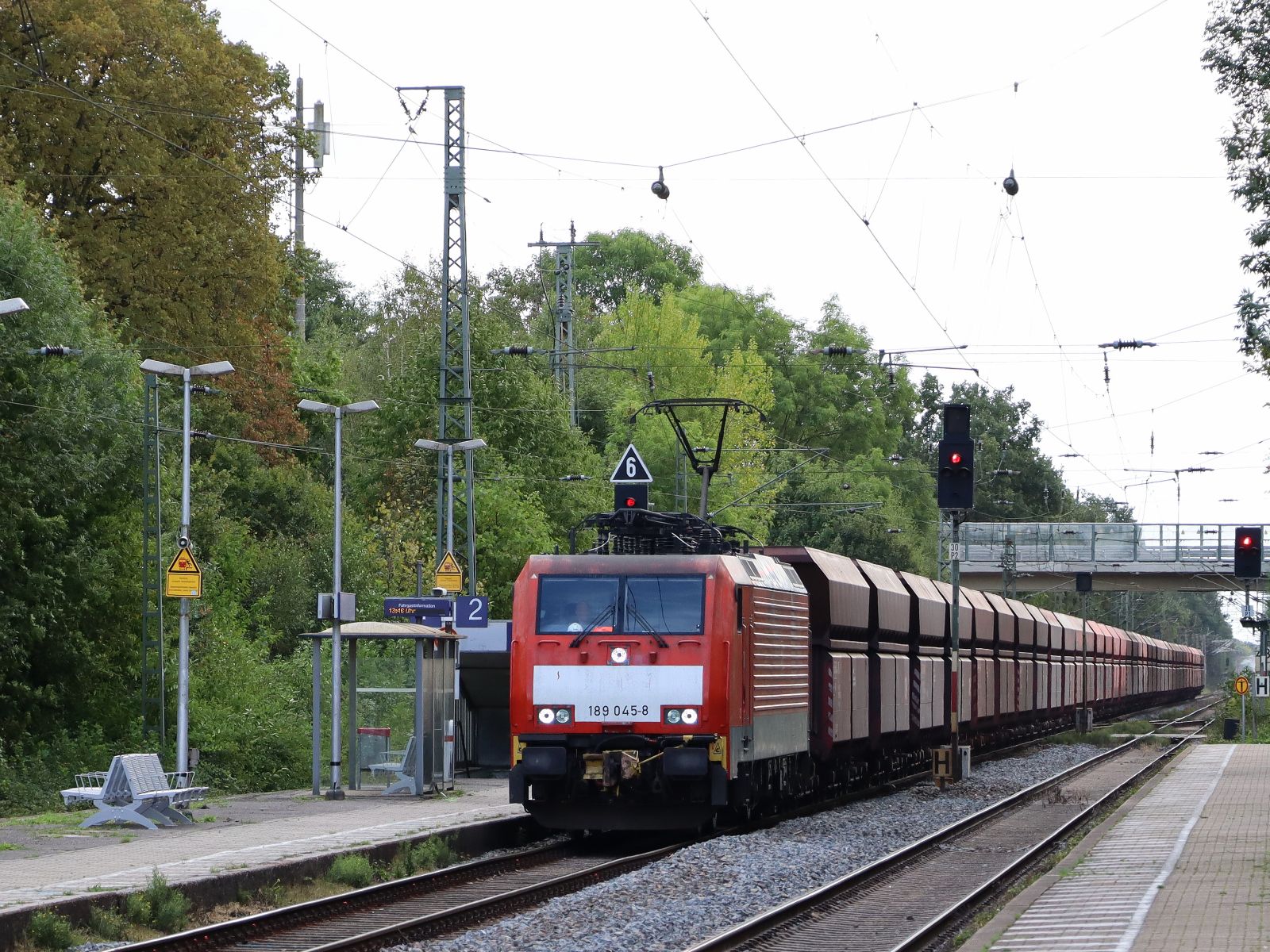 DB Cargo Lokomotive 189 045-8 Gleis 2 Bahnhof Empel-Rees 16-09-2022.

DB Cargo locomotief 189 045-8 spoor 2 station Empel-Rees 16-09-2022.