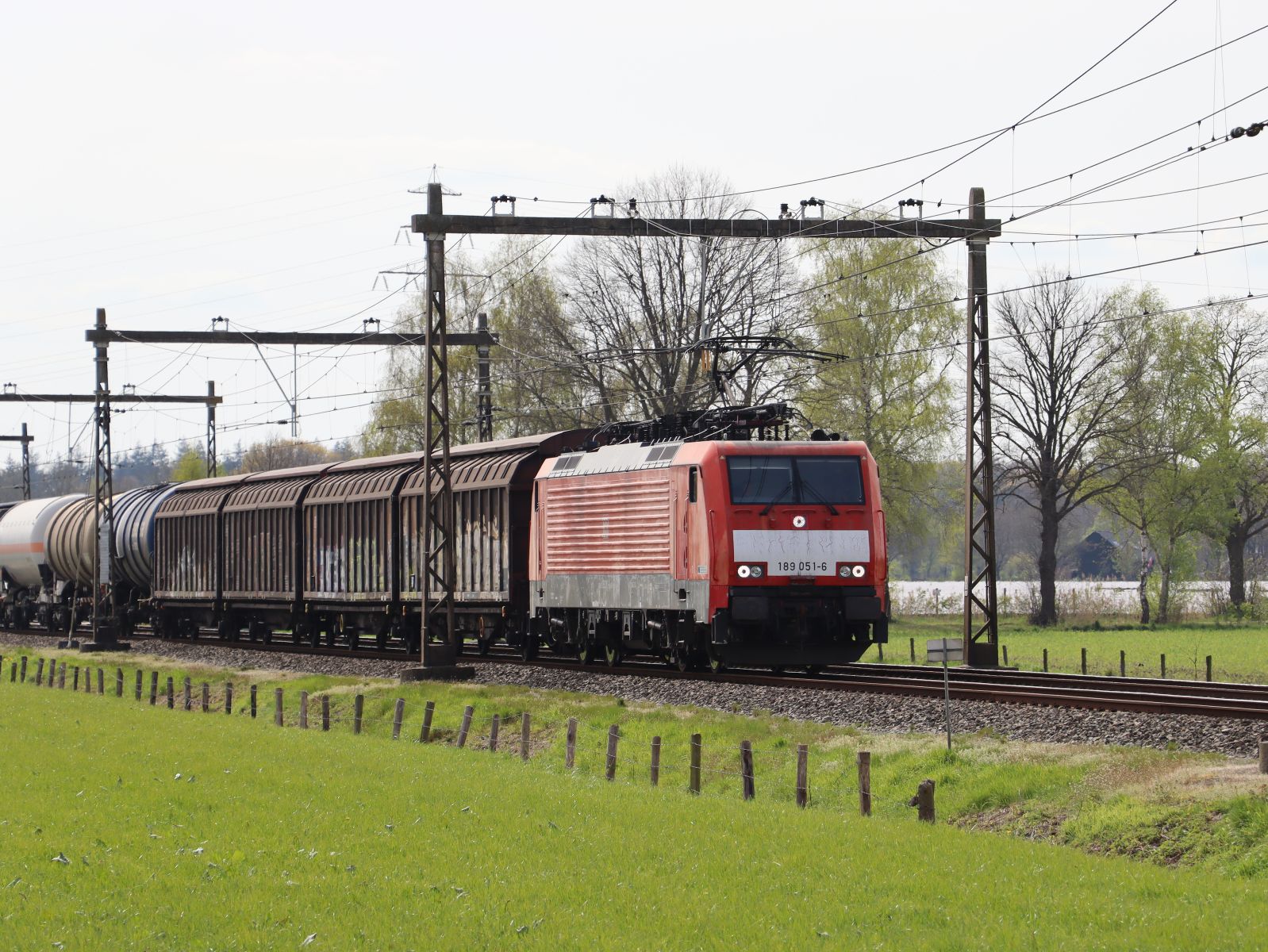 DB Cargo Lokomotive 189 051-6 bei Bahnbergang Zanddijk, Rijssen 27-04-2023.

DB Cargo locomotief 189 051-6 bij overweg Zanddijk, Rijssen 27-04-2023.