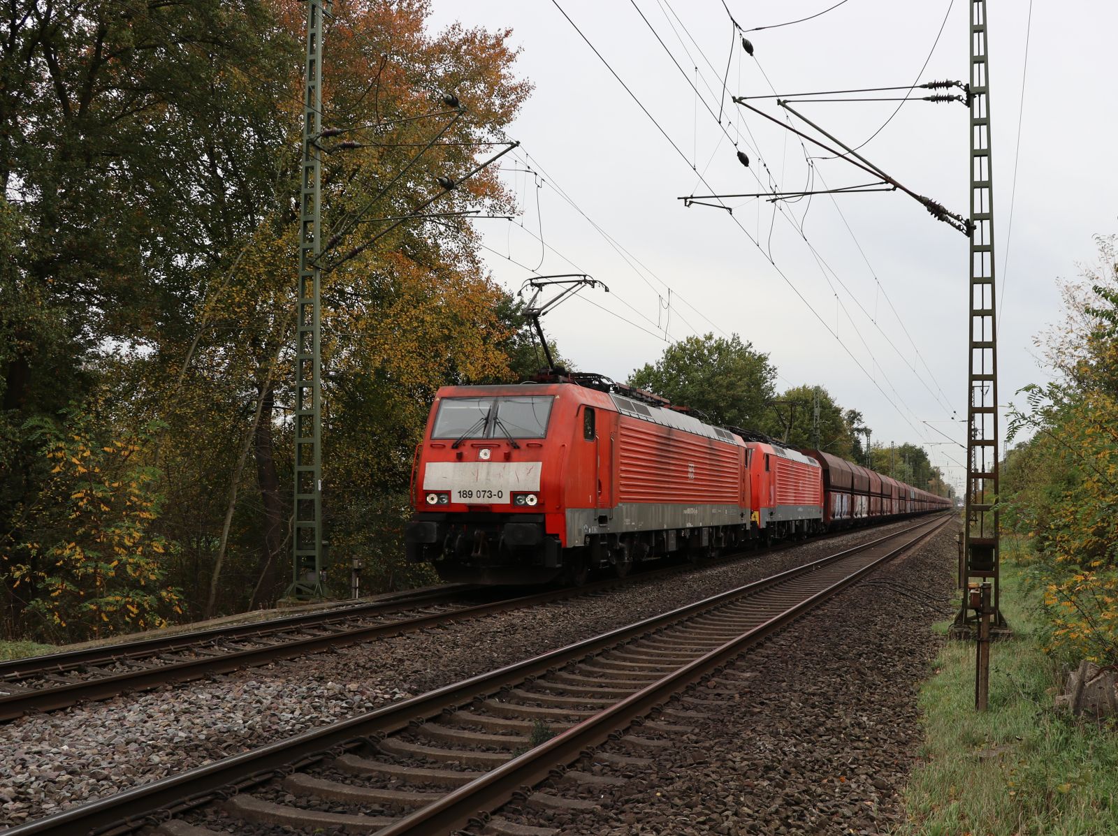 DB cargo Lokomotive 189 073-0 mit Schwesterlok Grenzweg, Hamminkeln 03-11-2022.

DB cargo locomotief 189 073-0 met zusterloc Grenzweg, Hamminkeln 03-11-2022.
