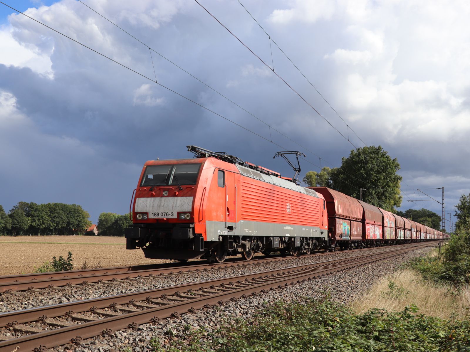 DB Cargo Lokomotive 189 076-3 Wasserstrasse, Hamminkeln 16-09-2022.

DB Cargo locomotief 189 076-3 Wasserstrasse, Hamminkeln 16-09-2022.