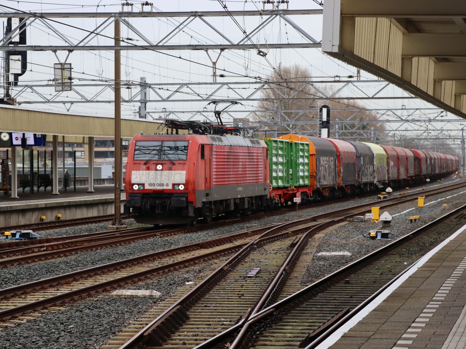 DB Cargo Lokomotive 189 088-8 mit Gterzug Gleis 7 Leiden Centraal Station 20-02-2024.

DB Cargo locomotief 189 088-8 met goederentrein spoor 7 Leiden Centraal 20-02-2024.