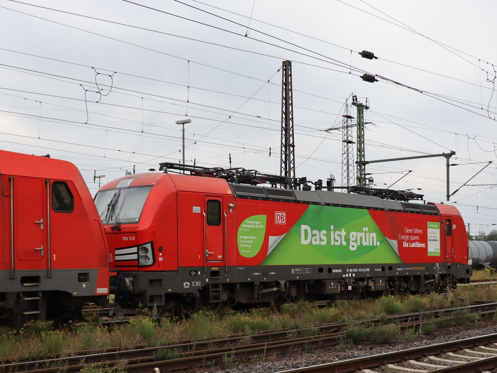DB Cargo Lokomotive 193 312-6 (91 80 6193 312-6 D-DB) mit Aufschrift  Das ist grun  und 185 248-2 (91 80 6 185 248-2 D-DB) Gterbahnhof Oberhausen West 18-08-2022.

DB Cargo locomotief 193 312-6 (91 80 6193 312-6 D-DB) met opschrift  Das ist grun  en 185 248-2 (91 80 6 185 248-2 D-DB) goederenstation Oberhausen West 18-08-2022.