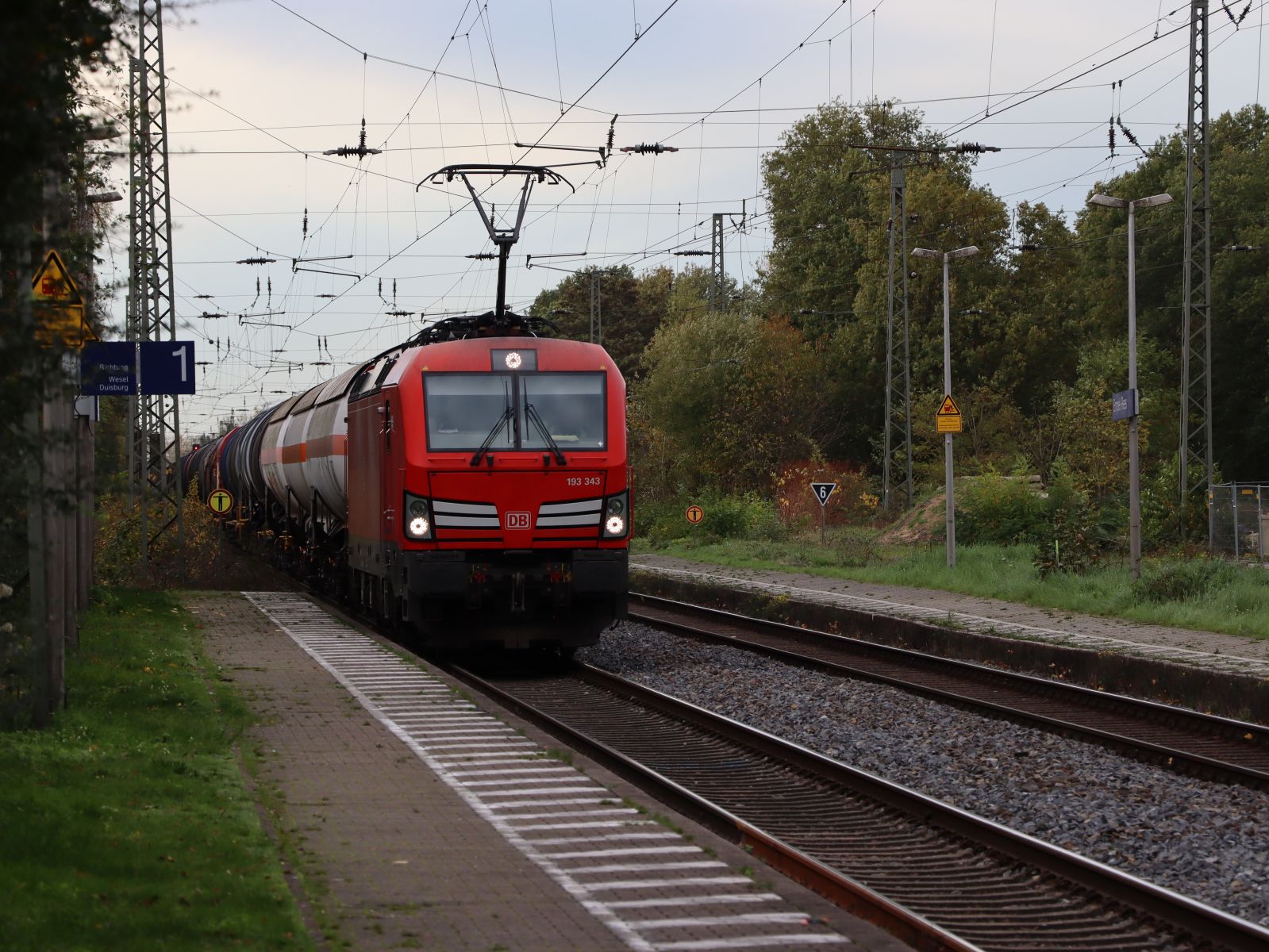 DB Cargo Vectron Lokomotive 193 343-1 (91 80 6193 343-1 D-DB) Durchfahrt Gleis 1 Bahnhof Empel-Rees 03-11-2022.

DB Cargo Vectron locomotief 193 343-1 (91 80 6193 343-1 D-DB) doorkomst spoor 1 station Empel-Rees 03-11-2022.