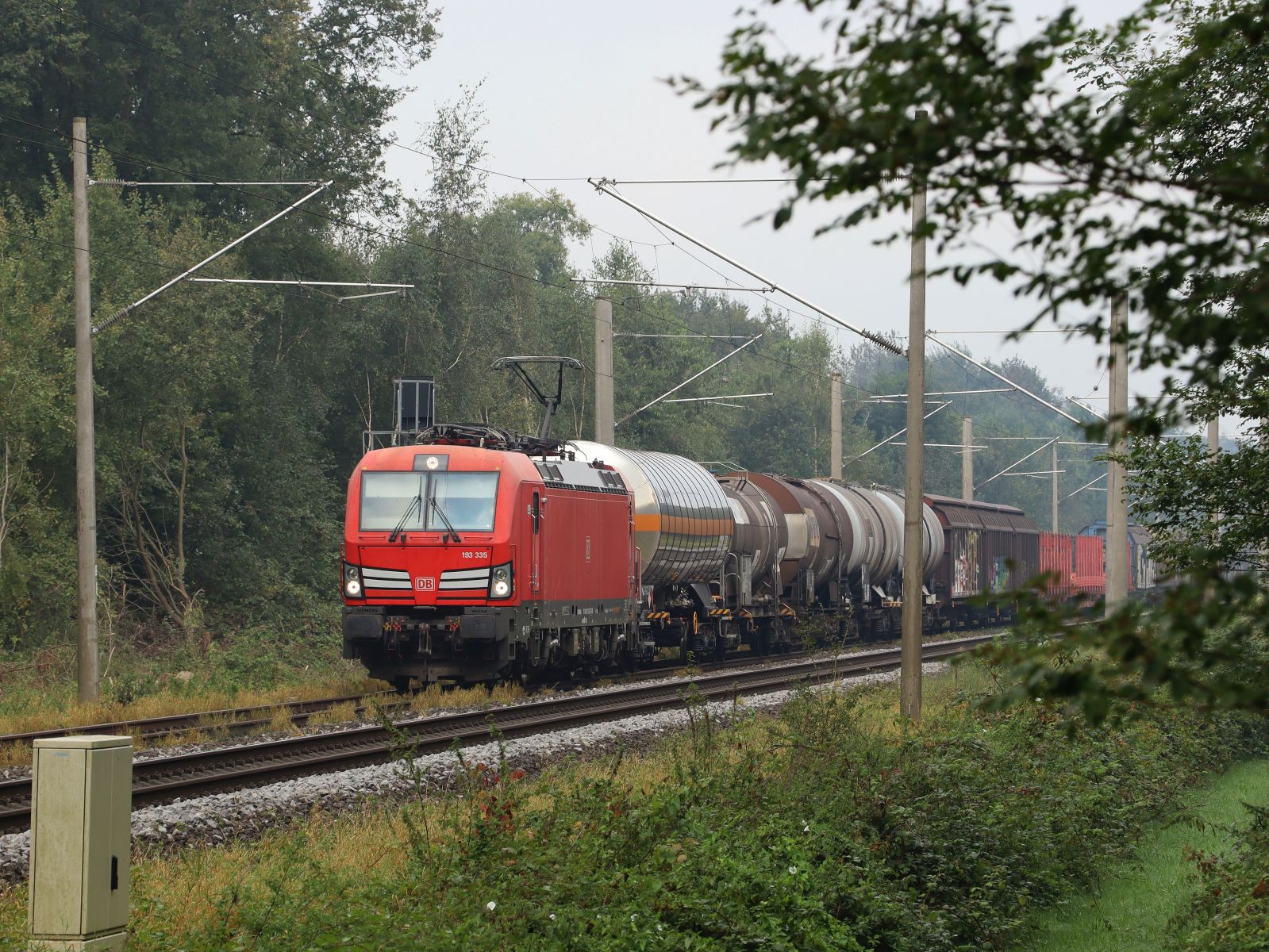 DB Cargo Vectron Lokomotive 193 335-7 (91 80 6193 335-7 D-DB) bei Bahnbergang Haagsche Strasse, Emmerich am Rhein 19-09-2024.

DB Cargo Vectron locomotief 193 335-7 (91 80 6193 335-7 D-DB) bij overweg Haagsche Strasse Emmerich 19-09-2024.