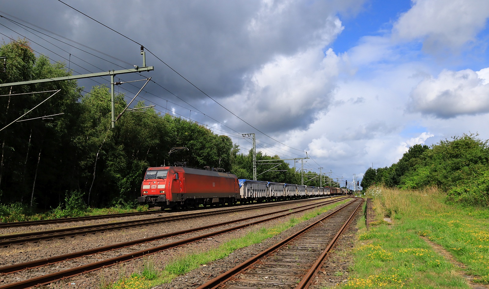 DBCSC Litra EG 3111 (91 86 010 3111-8 DK-DBCSC, REV/Cph/21.06.16, Verl/Cph/26.08.23) mit ihrem kurzen Güterzug nun in Jübek aufgenommen auf dem Weg nach Süden. Jübek 22.07.2023