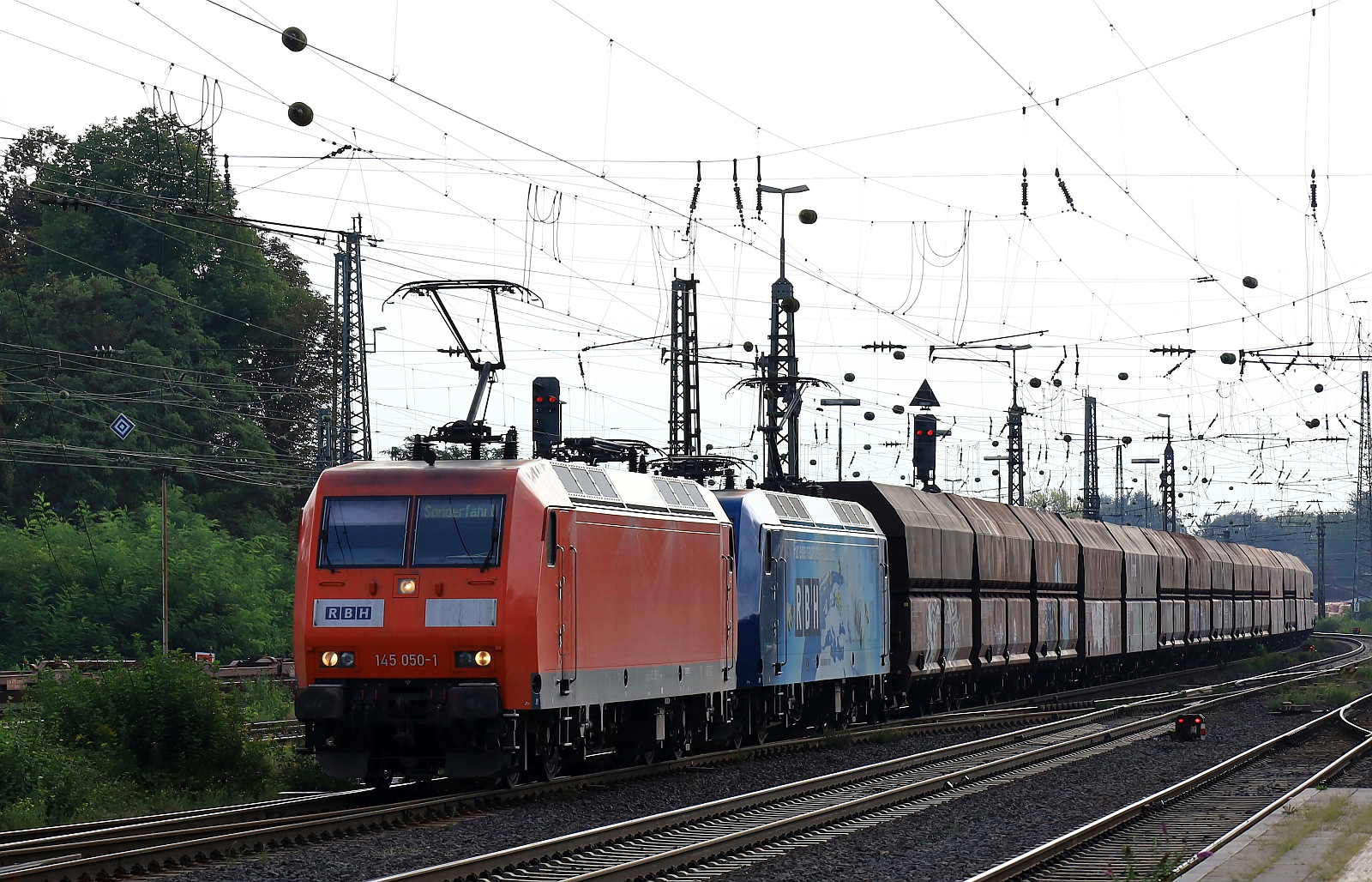 DB/RBH 145 050-1 + 145 009-7 mit Falns Ganzzug. Neuwied 13.009.2023