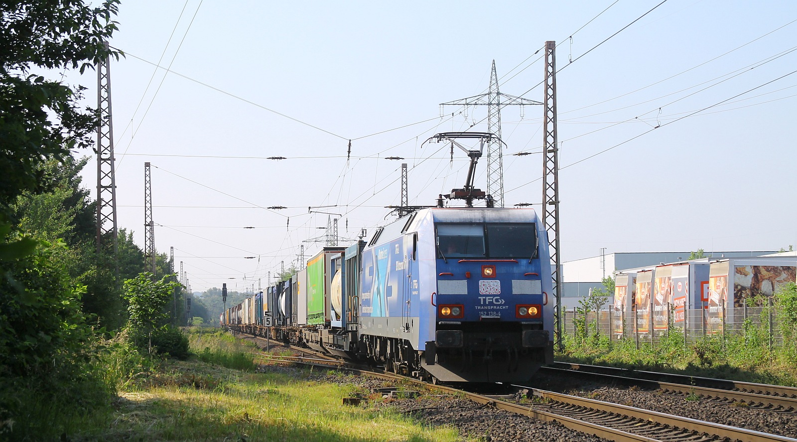 DB/TFG 152 138-4 mit Tragwagenzug Abtw. Tiefenbroich 07.06.2024