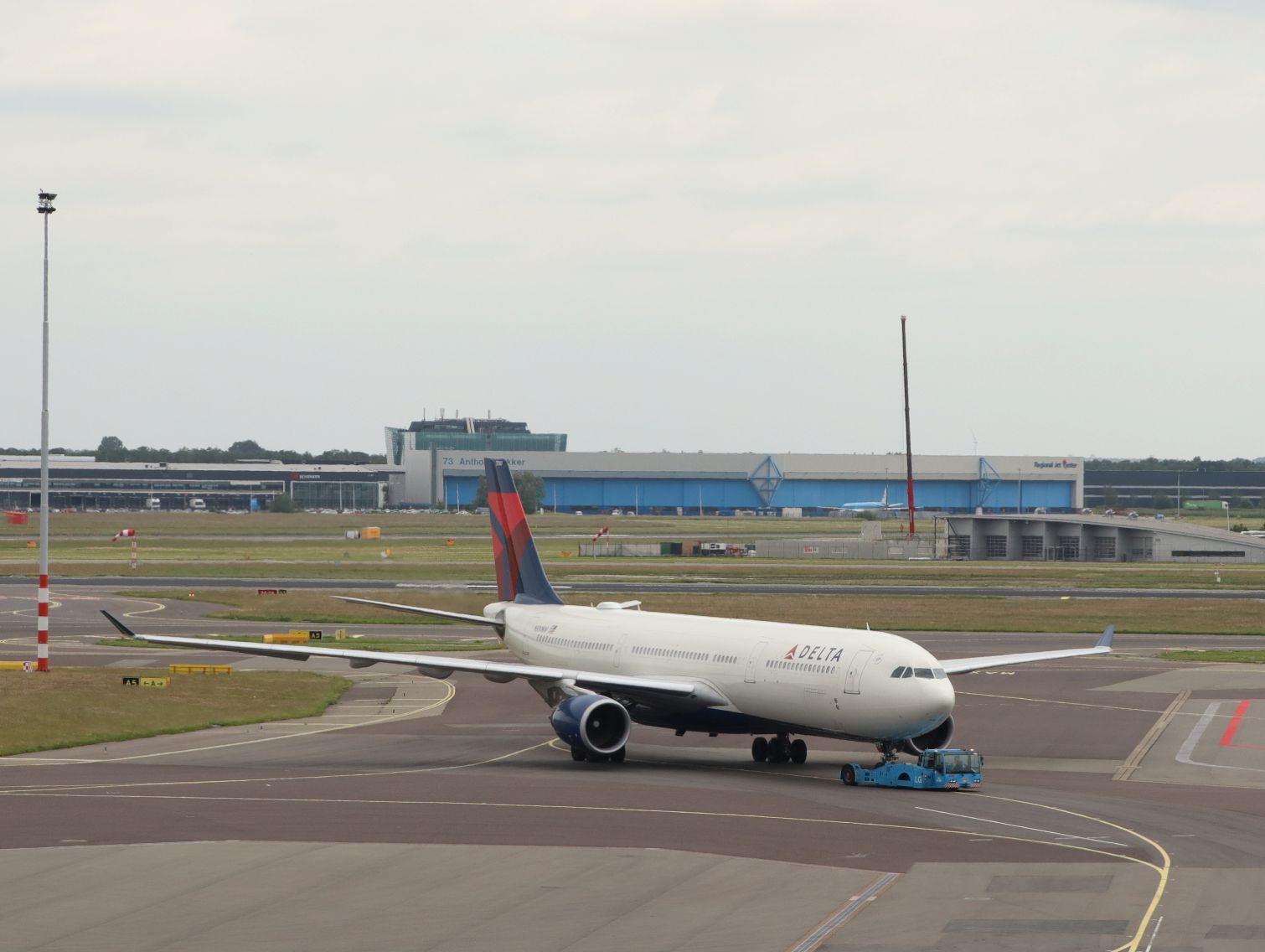 Delta Air lines N830NW Airbus A330-302 Erstflug dieses Flugzeugs war am 17-01-2017. Flughafen Schiphol Amsterdam, Niederlande 03-06-2024.

Delta Air lines N830NW Airbus A330-302 eerste vlucht van dit vliegtuig was op 17-01-2017. Luchthaven Schiphol 03-06-2024.