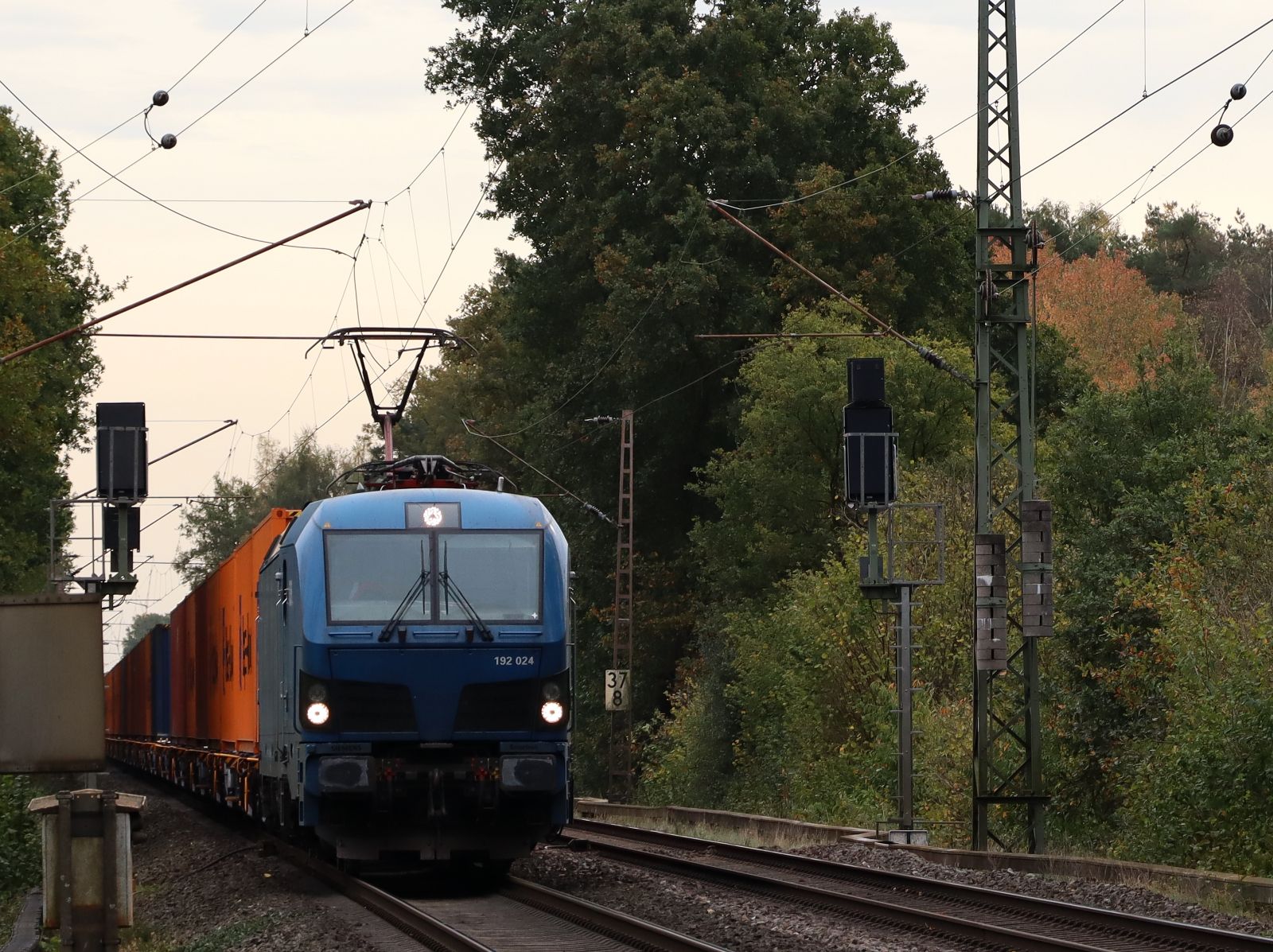 Delta Rail Lokomotive 192 024-8 (91 80 6192 024-8 D-NRAIL) Grenzweg, Hamminkeln 03-11-2022.

Delta Rail locomotief 192 024-8 (91 80 6192 024-8 D-NRAIL) Grenzweg, Hamminkeln 03-11-2022.