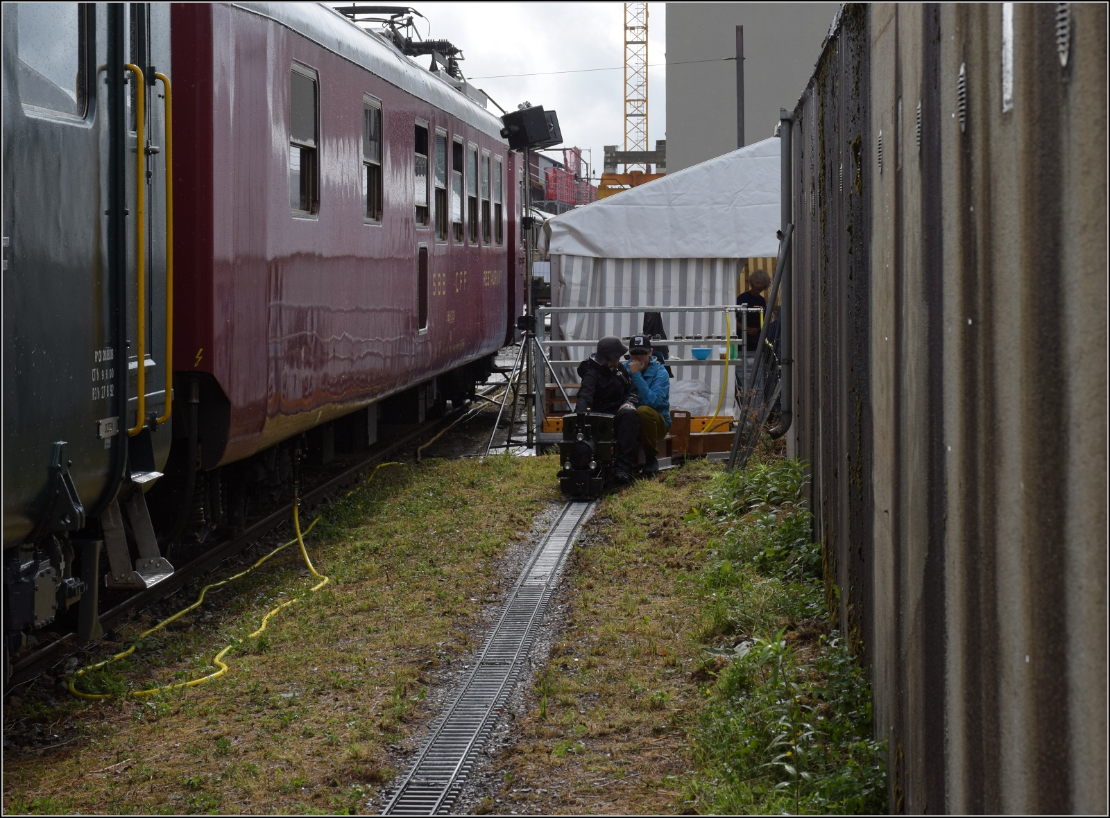 Depotfest Olten 2023.

Eine Modelldampfeisenbahn durfte im Depotfest nicht fehlen. Auch wenn diese von den vielen Exponaten fast erdrückt wurde, angesichts des Dauerregens während des gesamten Festes waren hier wenig Engpässe zu befürchten... August 2023.