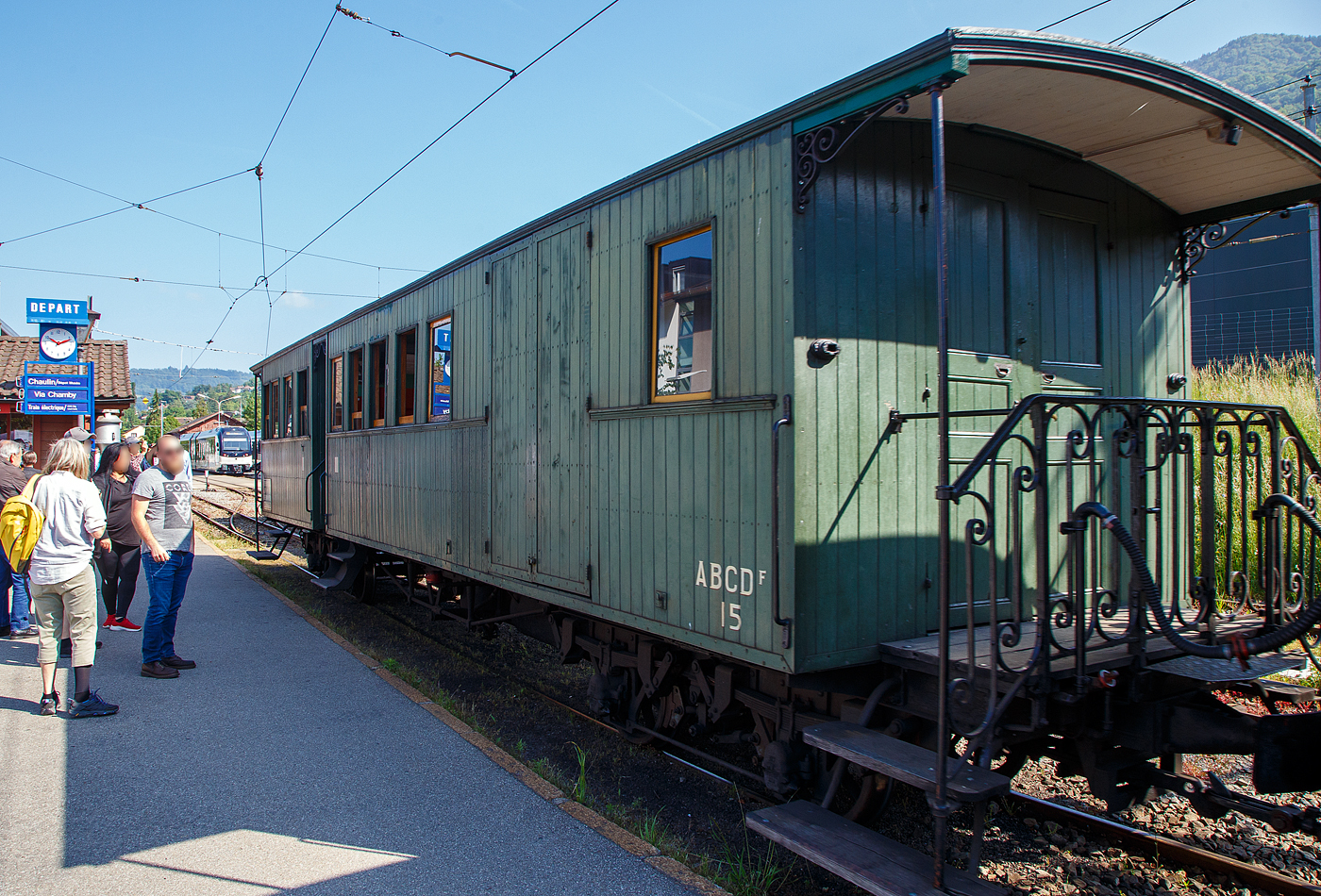 Der 1. bis 3. Klasse vierachsige Großraumwagen mit Gepäckabteil ABCFZ 15 der Museumsbahn Blonay-Chamby, ex RB ABCDF 15 (Réseau Breton), am 27.05.2023 im Zugverband im Bahnhof Blonay.

Der Wagen 1895 von De Dietrich für die Réseau Breton (Frankreich) gebaut. Die RB war meterspurige Schmalspurbahn in der Bretagne mit einem Streckennetz bis zu 425 km Länge. Der Betrieb der Bahn wurde 1967 eingestellt. 1968 holte die Museumsbahn Blonay-Chamby in Loudeac einige Fahrzeuge von der bretonischen Bahn, die gerade abgebaut wurde, u.a. auch diesen Wagen.

TECHNISCHE DATEN:
Hersteller: De Dietrich
Baujahr: 1895
Spurweite: 1.000 mm
Anzahl der Achsen: 4
Länge über Puffer: 12.500 mm
Länge des Wagenrahmens: 11.500 mm (mit Plattformen)
Drehzapfenabstand: 7.600 mm
Achsabstand im Drehgestell: 1.500 mm
Eigengewicht: 11,5 t
