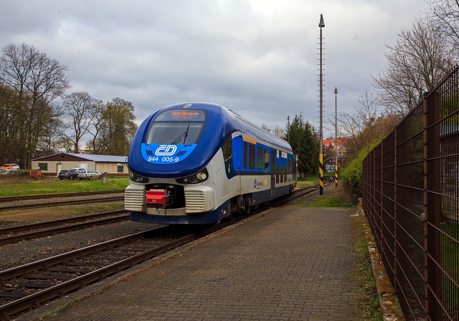 Der ČD „RegioShark“  844 005-9 (CZ-ČD 95 54 5 844 005-9), ein Dieseltriebzug vom Typ PESA LINK II, erreicht am 18.04.2023 als Os 17113 von Johanngeorgenstadt (Sachsen) kommend den Zielbahnhof Karlovy Vary dolní nádraží (Karlsbad unterer Bahnhof). Kurz nach der Ankunft fährt er dann als Os 17138 über (den oberen Bahnhof) Karlovy Vary nach Nove Hamry (Neuhammer).