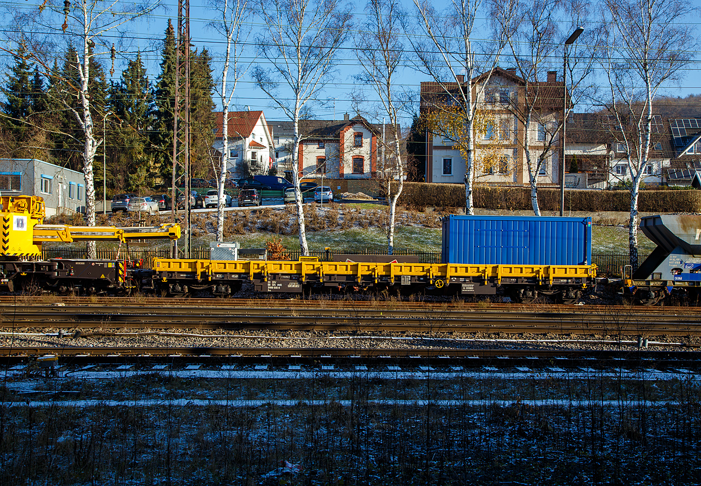 Der 4-achsiger Drehgestell-Flachwagen mit Seiten- und Stirnwandklappen sowie Drehrungen, 33 56 3999 005-0 SK-BUG, der Gattung Res, der BUG Vermietungsgesellschaft mbH, als Schutzwagen gegenlastseitig zum 125t Gleisbauschienenkran (Gleis- und Brückenbaukran) - KIROW Multi Tasker KRC 910, Kran 3 der MGW Gleis- und Weichenbau-GmbH & Co.KG (Berlin), Schweres Nebenfahrzeug Nr. D-MGWB 99 80 9419 025-8, am 15.12.2022 abgestellt in Kreuztal. 

Gut sieht man wie das Gegengewicht vom Kran mittels Hydraulikzylinder auf den Wagen abgestützt wird, dadurch werden in der Transportstellung die Achslasten vom Kran reduziert.

TECHNISCHE DATEN: 
Spurweite: 1.435 mm (Normalspur)
Anzahl der Achsen: 4 (in 2 Drehgestellen)
Länge über Puffer:  19.900 mm
Drehzapfenabstand:  14.860 mm
Achsabstand im Drehgestell:  1.800 mm
Laufraddurchmesser: 920 mm (neu)
Ladefläche: 51 m²
Länge der Ladefläche: 18.640 mm
Eigengewicht:  22.900 kg 
Max. Zuladung bei Lastgrenze S: 57,1 t (ab Streckenklasse C)
Max. Geschwindigkeit: 100 km/h (beladen) / 120 km/h (leer)
Kleinster bef. Gleisbogenradius:  75 m
Bremse: KE-GP (LL)
Bremssohle: IB 116
Feststellbremse: Ja
Verwendungsfähigkeit: RIV