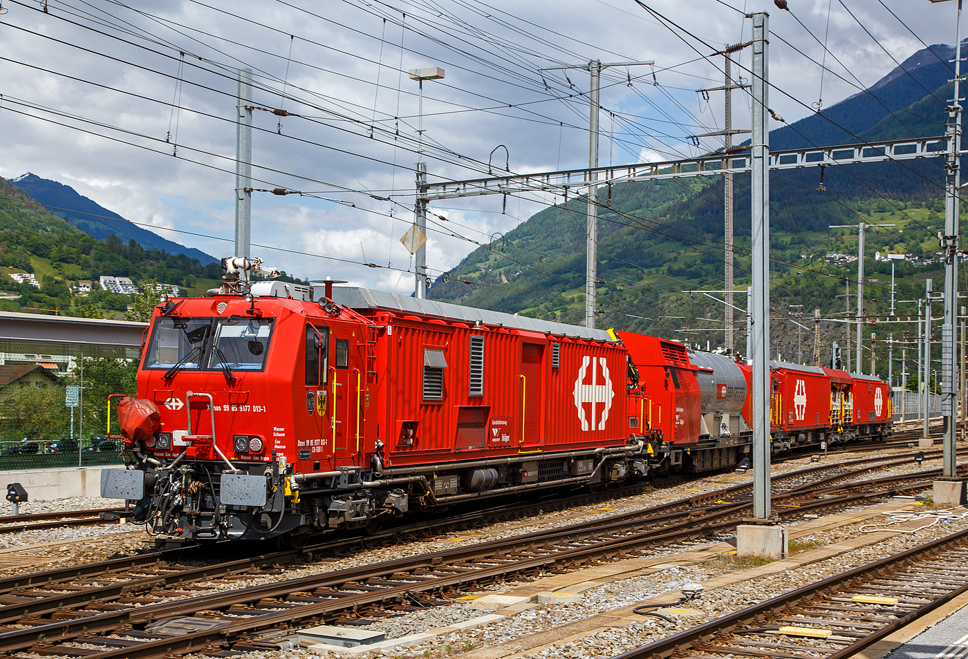 Der 4-teilige Lösch- und Rettungszug  „Brig“ (ein vierteiliger LRZ 18) der SBB Infrastruktur erreicht am 25.05.2023 seinen Heimatbahnhof Brig.

Der Lösch- und Rettungszug wurde 2018 für die SBB Infrastruktur, Depot Brig, gebaut und besteht aus dem:
Rettungsfahrzeug 1 - Xtmas 99 85 9174 023-3 CH-SBBI;
Rettungsfahrzeug 2 - Xtmas 99 85 9174 013-4 CH-SBBI;
Tanklöschwagen - Xans 99 85 9375 013-1 CH-SBBI; sowie
Gerätefahrzeug - Xtmas 99 85 9177 013-1 CH-SBBI

Die neuste Generation der Lösch- und Rettungszüge (LRZ 2018) ist vierteilig und besteht aus einem Tanklöschwagen, einem Gerätefahrzeug und zwei Rettungsfahrzeugen. Der Antrieb erfolgt mit je zwei MTU-Dieselpowerpacks (6-Zylinder Turbo geladener Dieselmotor von MTU, Partikelfilter, Turbogetriebe mit eingebauten Retarder und Kühlsystem) nach EU-Abgas-Emissionsstufe IIIA Norm, mit je 390 kW Leistung über die beiden Rettungs- sowie das Gerätefahrzeug. Der Lösch- und Rettungszug hat so eine installierte Gesamtleistung von 2.340 kW (6 x 390 kW), eine Höchstgeschwindigkeit von 100 km/h und kann Anhängelasten von 940 Tonnen bei einer Steigung von 27 Promille bewegen, in der Ebene sogar mit einem Gewicht von über 1.600 t. Der gesamte Atemluftvorrat des Zuges beträgt 1.980.000 Normliter und wird in 132 Speicherflaschen, die ein Volumen von 50 Litern haben, mit 300 Bar Druck gelagert. An verschiedenen Orten in den Innenräumen und auf den Plattformen sind Anschlüsse für die Atemluftversorgung vorhanden. Daran können separate Atemschutzmasken oder das tragbare Atemschutzgerät mit Geber- und Nehmerschlauch angeschlossen werden. Alle Führerstandkabinen sind druckdicht und verfügen über eine Atemluftversorgung, welche einen Überdruck erzeugt. In den Führerstandkabinen des Gerätefahrzeugs und des Tanklöschwagens ist zusätzlich ein Bedienpult für die Feuerlöschtechnik eingebaut.

Zwischen 4 und 5 Stunden  ist ein autonomer Betrieb des LRZ möglich.

Im Einsatz wird der Zug in zwei Einheiten geteilt. Die erste Einheit aus Gerätefahrzeug und Tanklöschwagen dient der Feuerbekämpfung und dem Bergungsarbeiten. Die zweite Einheit, bestehend aus zwei Rettungsfahrzeugen übernimmt im Shuttleverkehr den Personentransport zu einem sicheren Ort.
