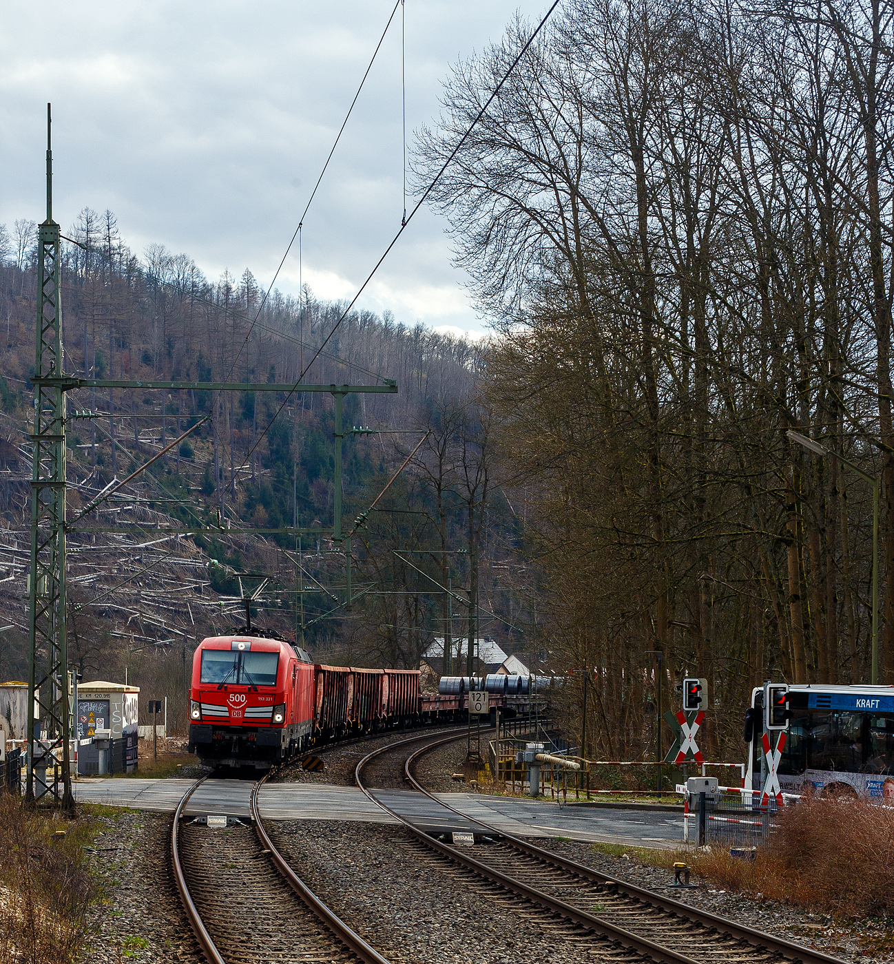 Der 500te SIEMENS Vectron, die 193 331-6 (91 80 6193 331-6 D-DB) der DB Cargo fährt am 14 März 2025 mit einem gemischten Güterzug durch Kirchen (Sieg) in Richtung Siegen / Kreuztal.

Die SIEMENS Vectron MS der Variante A22 wurde 2018 von Siemens in München-Allach unter der Fabriknummer 22407 gebaut. Diese Vectron Lokomotive ist als MS – Lokomotive (Multisystem-Variante) mit 6.400 kW und einer Höchstgeschwindigkeit von 200 km/h konzipiert, in der Variante A22 hat sie so die Zulassung für Deutschland, Österreich, die Schweiz, Italien und die Niederlande (D / A / CH / I / NL). So besitzt die Variante MS A22 folgende Zugsicherungssysteme: ETCS BaseLine 3, sowie für Deutschland (PZB90 / LZB80 (CIR-ELKE I)), für Österreich (ETCS Level 1 mit Euroloop, ETCS Level 2, PZB90 / LZB80), für die Schweiz (ETCS Level 2, ZUB262ct, INTEGRA), für Italien (SCMT) und die Niederlande (ETCS Level 1, ETCS Level 2, ATB-EGvv).
