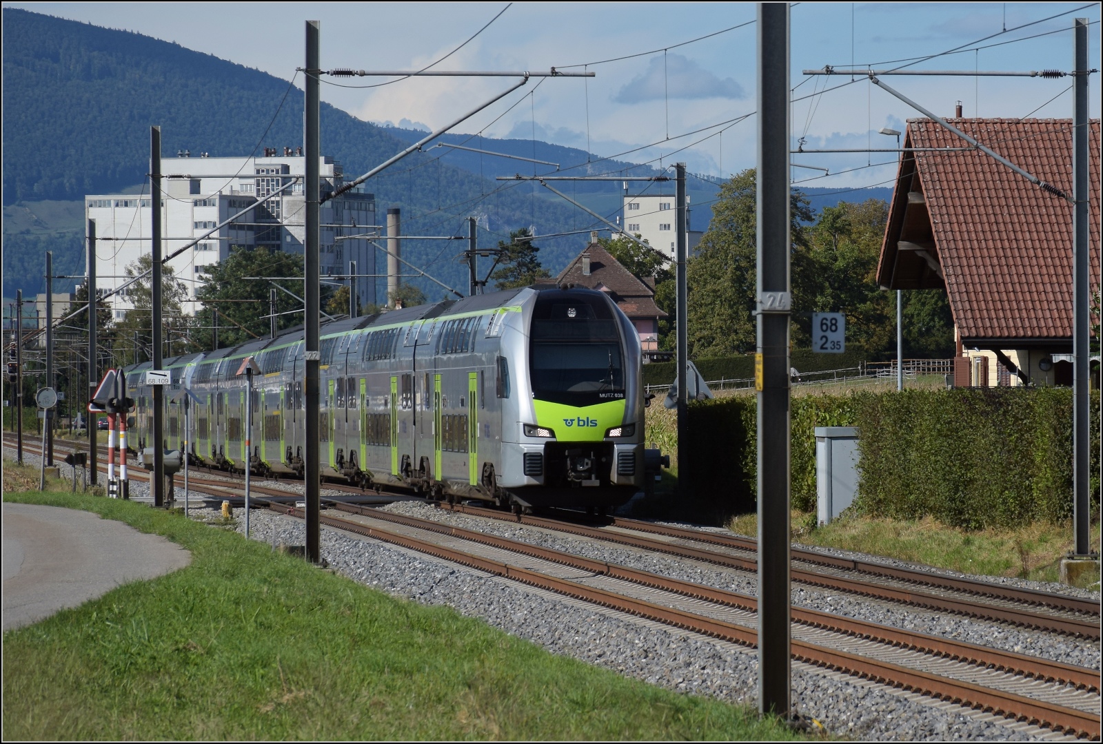 Der 6-teilige Mutz 38 mit Mutz 19. RABe 515 038 und RABe 515 019 auf dem Weg nach Burgdorf. Herzogenbuchsee, September 2022.