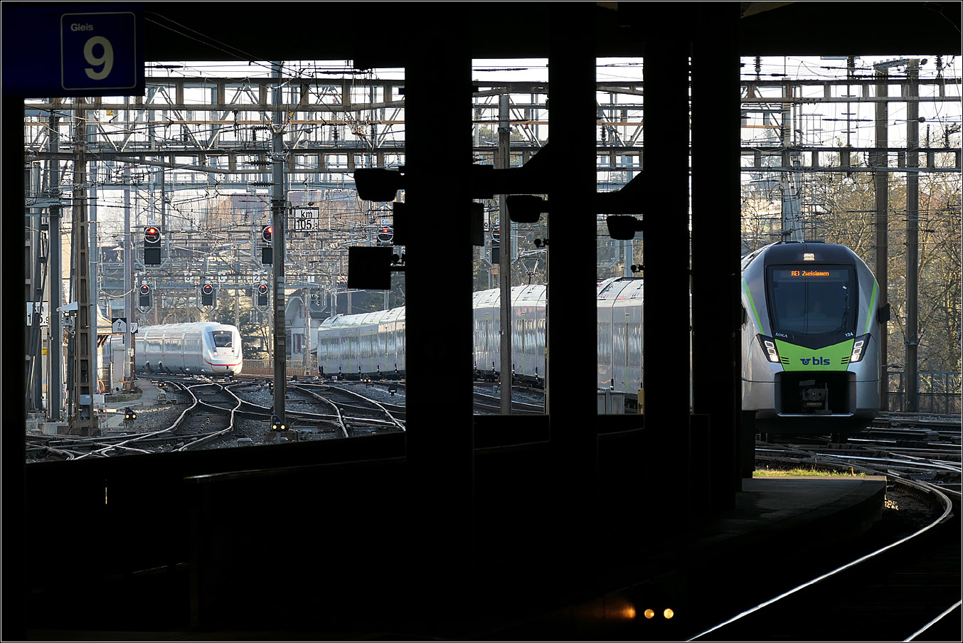 Der Bahnhof Bern - 

Eine kleine Serie mit der Einfahrt eines ICE 4 in den Berner Bahnhof.

Während der ICE seine Warteposition auf dem Lorrainviadukt erreicht hat, fährt einer langer RE-Zug der BLs gebildet aus Flirt 4-Triebzüge der Baureihe RABe 528.1 auf Gleis 9 ein.

Ein etwas eigenwilliges Bild.

07.03.2025