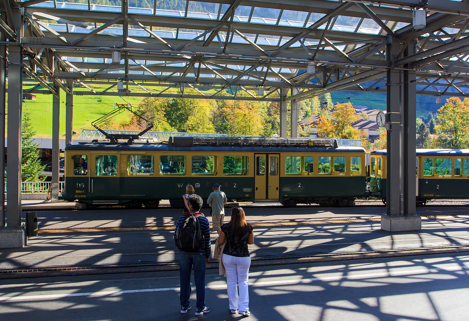 Der BDhe 4/4 – 110 der WAB – Wengernalpbahn wartet am 02.10.2011 in Lauterbrunnen auf die Fahrgäste.

Die BDhe 4/4 sind vierachsige Zahnradtriebwagen der Wengernalpbahn (WAB), von denen insgesamt 18 Exemplare in den Jahren 1947 bis 1964 von der WAB beschafft wurden.

Dieser Triebwagen wurde 1960 von der Schweizerischen Lokomotiv- und Maschinenfabrik (SLM) in Winterthur gebaut, die elektrische Ausrüstung ist von BBC. Im Jahr 2022 wurde der Triebwagen ausrangiert und nach Rumänien verkauft.

In der Mitte der 1920er Jahre befasste sich die WAB mit der Beschaffung neuer leistungsfähiger Zahnradtriebwagen. Doch der Kriegsausbruch und die daher entstandenen Einnahmeneinbussen erlaubten erst 1945 eine Beschaffung. So bestellte die WAB bei SLM und BBC insgesamt elf schnelle Zahnradtriebwagen BCFeh 4/4 101–111. Dies waren die ersten Personenfahrzeuge mit Mittelgang der WAB. 1961 bestellte die WAB sieben weitere ABFeh 112–118. Diese Beschaffung sollte nun alle lokbespannten Züge ersetzen und somit das Pendelzugzeitalter einläuten. Alle Zahnradtriebwagen wurden entgegen der ursprünglichen Planung nur mit einem talseitigen Führerstand gebaut. Zunächst verkehrten sie, wie die Lokomotiven, mit Vorstellwagen. Die Beschaffung von Steuerwagen ab 1962 sollte es ermöglichen, dass der Lokführer selbst immer an der Zugspitze den Zug führen kann (siehe auch Steuerwagen der Wengernalpbahn). Doch erst nach dem Einbau der Fernsteuerung in die Triebwagen konnte der Pendelzugbetrieb 1964 aufgenommen werden. Im Jahre 1982 wurde die 1. Klasse abgeschafft. Die Triebwagen hießen nun BDhe 4/4 101–118, allerdings wurde die Typenbezeichnung noch lange als BDeh 4/4 am Fahrzeug angeschrieben. Das Eidgenössische Amt für Verkehr hatte 1966 vorgeschrieben, dass reine Zahnradfahrzeuge mit he und gemischte Adhäsions/Zahnradfahrzeuge mit eh zu bezeichnen seien,

1998 wurden einige Triebwagen teilweise modernisiert, erhielten außenbündige Türen und Funkfernsteuerung. 

Die BDhe 4/4 besitzen insgesamt 38 Sitzplätze, ausschließlich in der 2. Klasse. Zudem haben sie einen 2,60 m² großen Gepäckraum. Eine Doppeltür je Seite ermöglicht schnellen Fahrgastwechsel. Ferner ist im talseitigen Teil des Triebwagens, direkt hinter dem Führerstand, auf beiden Seiten eine Schiebetür vorhanden, welche das Ein- und Ausladen der Gepäckstücke ermöglicht.

TECHNISCH DATEN:
Baujahre: 1947 bis 1964
Hersteller: 	SLM, BBC
Nummerierung: 101 bis 118
Achsformel: 2'zz 2'zz
Spurweite: 800 mm
Zahnradsystem: 	Riggenbach-Pauli
Länge über Puffer : 15.170  mm
Drehzapfenabstand: 12.200 mm
Achsstand 	im Drehgestell: 2.750 mm
Zahnradteilkreis-Ø: 573 mm
Laufraddurchmesser: 673 mm (neu)
Leergewicht: 24 t
Leistung: 4x 110 kW = 440 kW
Stundenzugkraft: 83 kN
Zul. Höchstgeschwindigkeit: 22 km/h (Bergfahrt) 15 km/h (Talfahrt)
Übersetzung:  1:12,9
Sitzplätze: 	38
Ladefläche: 2,6 m²
Stromsystem: 1.500 V DC
Beharrungsbremse: elektrisch
Max. Neigung : 250 ‰

Die Wengernalpbahn, kurz WAB, ist eine 1893 eröffnete schmalspurige Zahnradbahn  im Berner Oberland, mit einer Spurweite von 800 mm und dem Zahnstangensystem Riggenbach-Pauli. Sie führt von Lauterbrunnen über Wengen und die Kleine Scheidegg nach Grindelwald. Benannt wurde sie nach der Wengernalp, die sich zwischen Wengen und der Kleinen Scheidegg befindet. Mit einer Länge von 19,114 km gilt sie als längste durchgehende Zahnradbahn der Welt.
