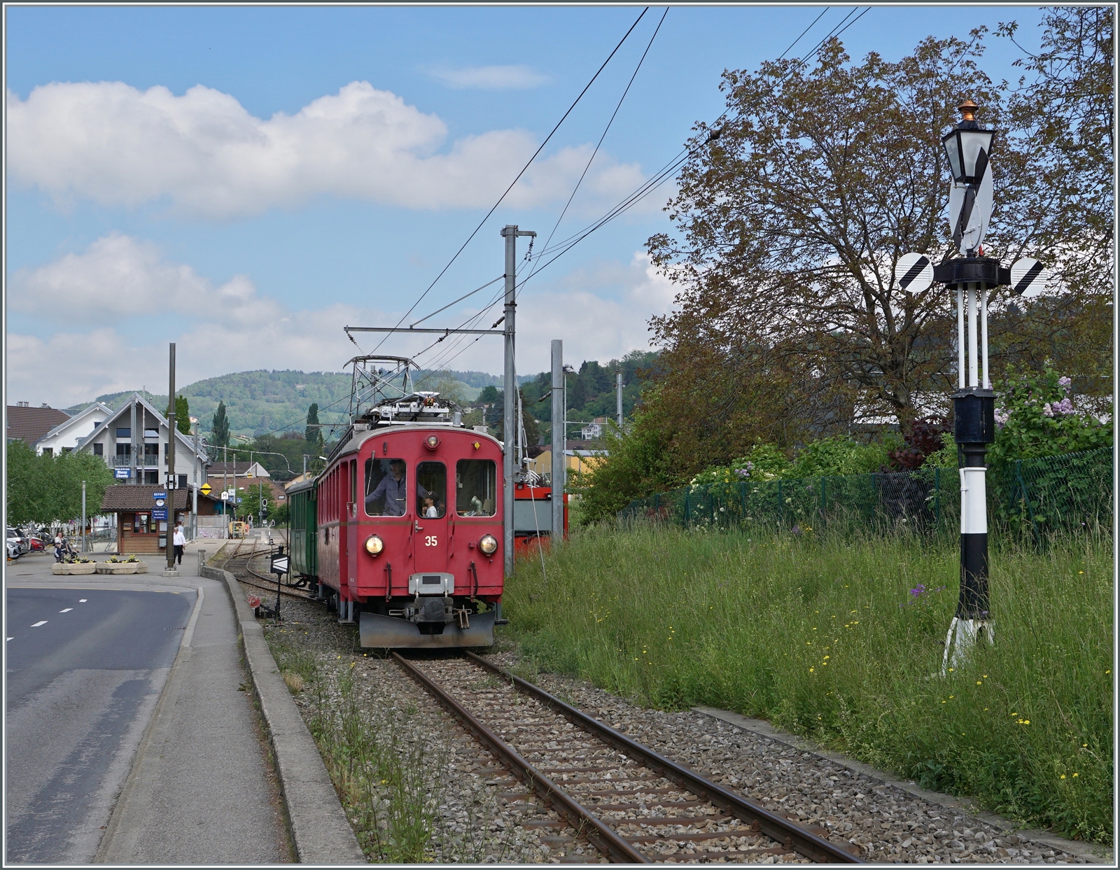 Der Bernina Bahn ABe 4/4 35 verlässt Blonay mit einem Museumszug in Richtung Chaulin. -

7. Mai 2022