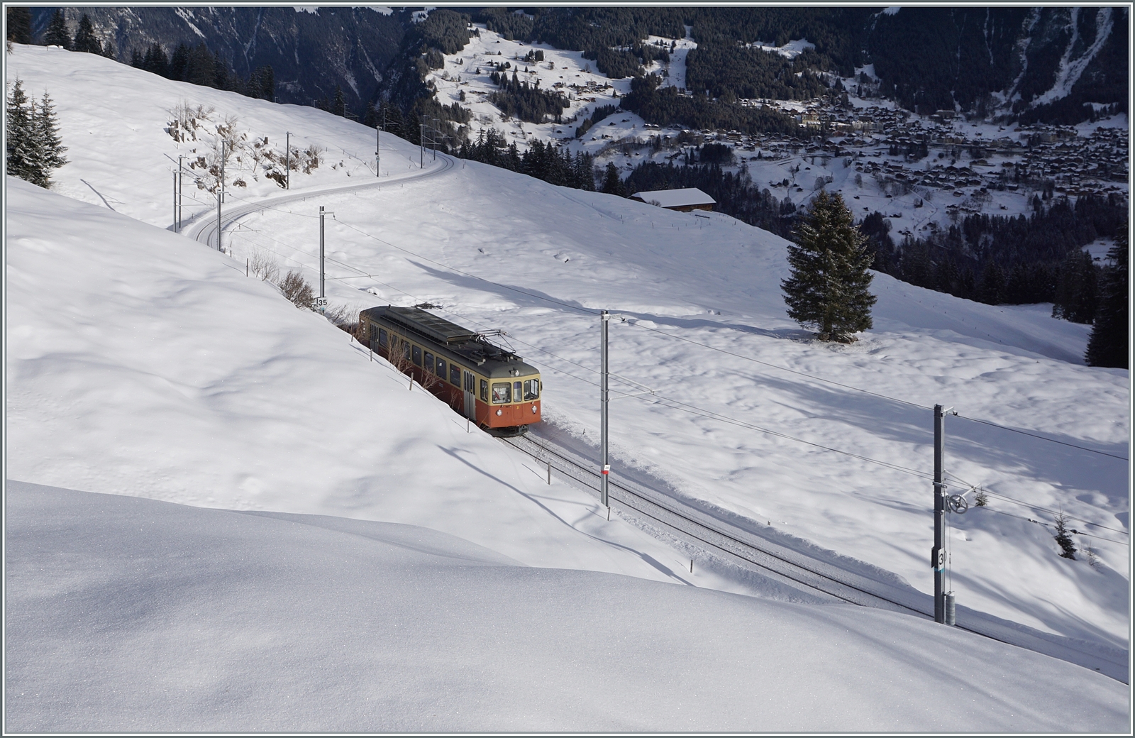 Der BLM Be 4/4 31 (ex Bipperlisi) in einer herrlichen Winterlandschaft zwischen Winteregg und Grütschalp. 

16. Jan. 2024