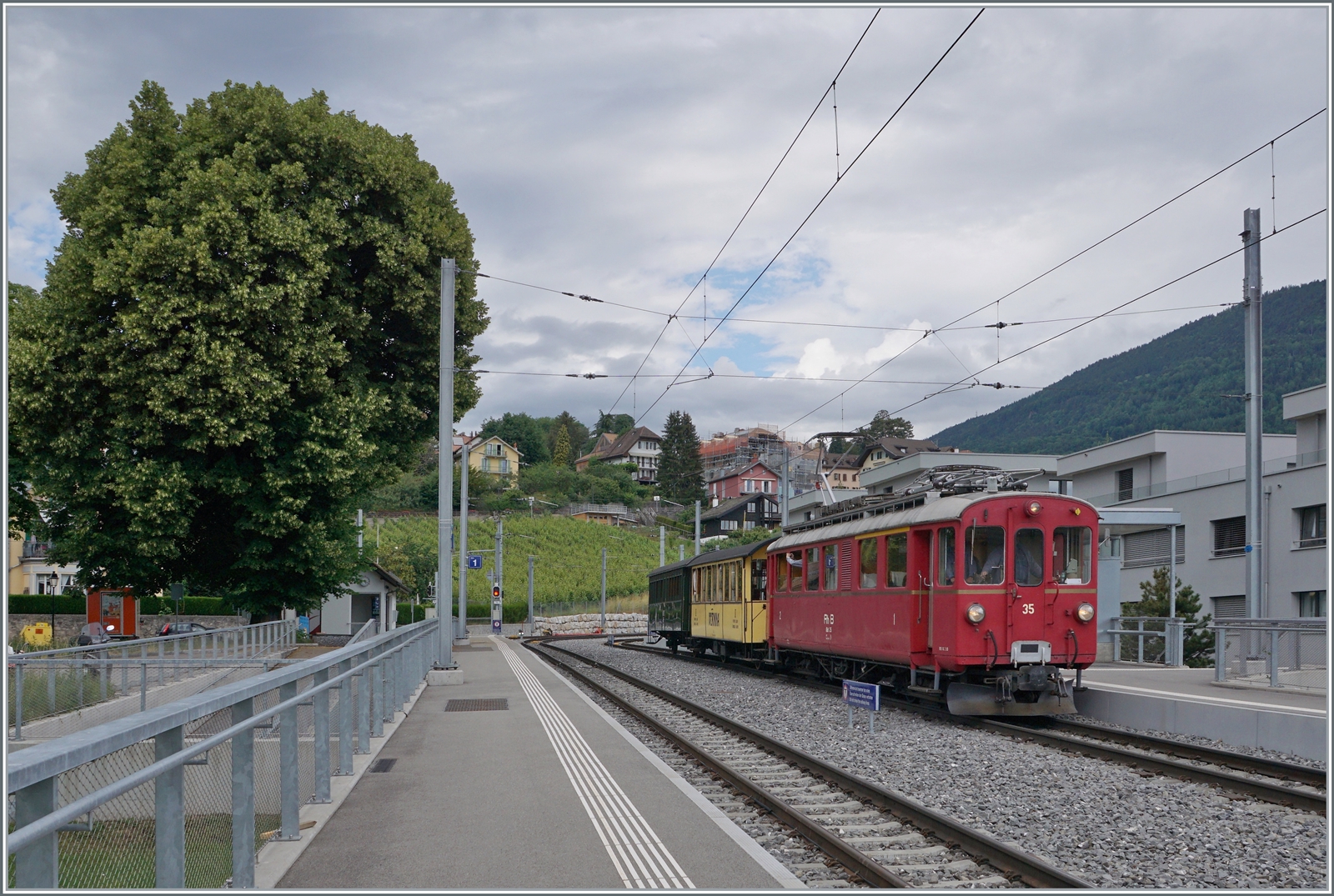 Der Blonay-Chamby RhB ABe 4/4 I N°35 wartet mit seinem Riviera Belle Epoque in St-Légier Gare auf den Gegenzug. 

5. Juni 2022