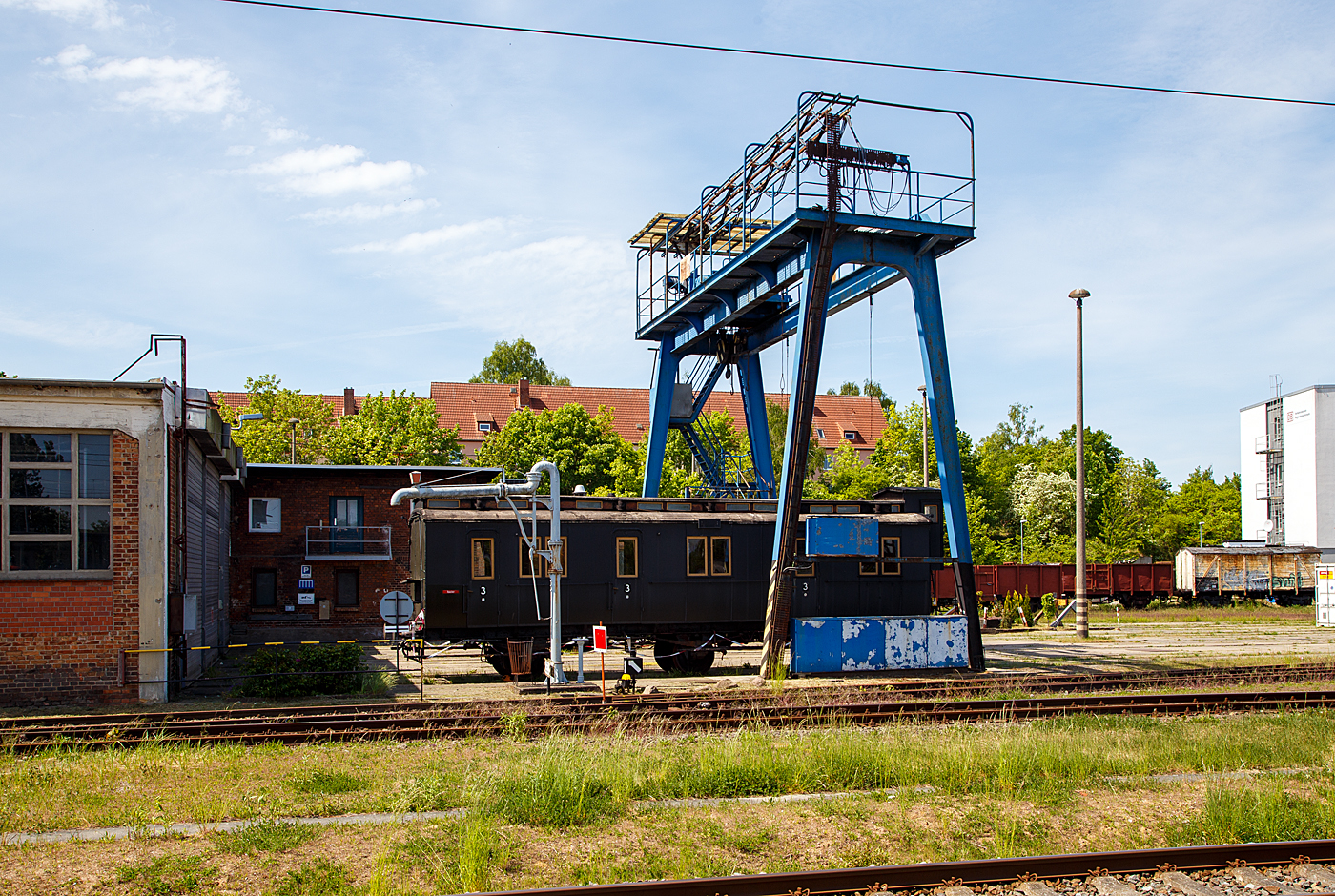 Der dreiachsige preußische Abteilwagen 520-831 der zweiten Wagenklasse am 16 Mai 2022 beim Mecklenburgisches Eisenbahn- und Technikmuseum (Schwerin), dem einstigen Bahnbetriebswerk am Hauptbahnhof.

Der dreiachsige preußische Abteilwagen 520-831 hat eine über 110 jährige wechselvolle Geschichte hinter sich, die heute aber nicht mehr ganz nachvollziehbar ist. Gebaut wurde er 1912 von der Firma van der Zypen & Charlier in Köln-Deutz als 2. Klassewagen für die Königlich Preußische Eisenbahn Verwaltung, war er nach 1945 mit erheblichen Kriegsschäden im Bereich der DR vorhanden. Bei Umbauarbeiten muss er einen Wagenkasten eines 4. Klassewagen mit Traglastenabteil erhalten haben. Nach dem Ende seiner aktiven Zeit als Personenwagen, blieb er aber weiterhin als Dienstwagen erhalten. Zuletzt war er beim Oberbauwerk Bützow als Lagerwagen vorhanden, als er 1987 von Eisenbahnfreunden, entdeckt worden ist. Beim RAW Malchin (Zweigstelle des Raw Eberswalde) der einstigen Hauptwerkstatt der Friedrich-Franz-Bahn wurde er museal aufgearbeitet. Bei dieser Aufarbeitung im Jahre 1989 ist dem Abteilwagen auch wieder ein Bremserhaus neu angebaut worden.
Seit 1990 ist der Wagen mit seinen 42 Sitzplätzen in Schwerin beheimatet.

TECHNISCHE DATEN:
Baujahr:  1912
Hersteller: Van der Zypen & Charlier in Köln-Deutz (ab 1927/28 Westwaggon)
Spurweite: 1.435 mm (Normalspur)
Gattung: B3u
Achsanzahl: 3
Länge über Puffer: 13.080 mm
Achsanstand: 7.500 mm (2 x 3.750 mm)
Dienstgewicht: 15.700 kg
Höchstgeschwindigkeit: 60 km/h
Sitzplätze: 42 (in der 2. Klasse)
