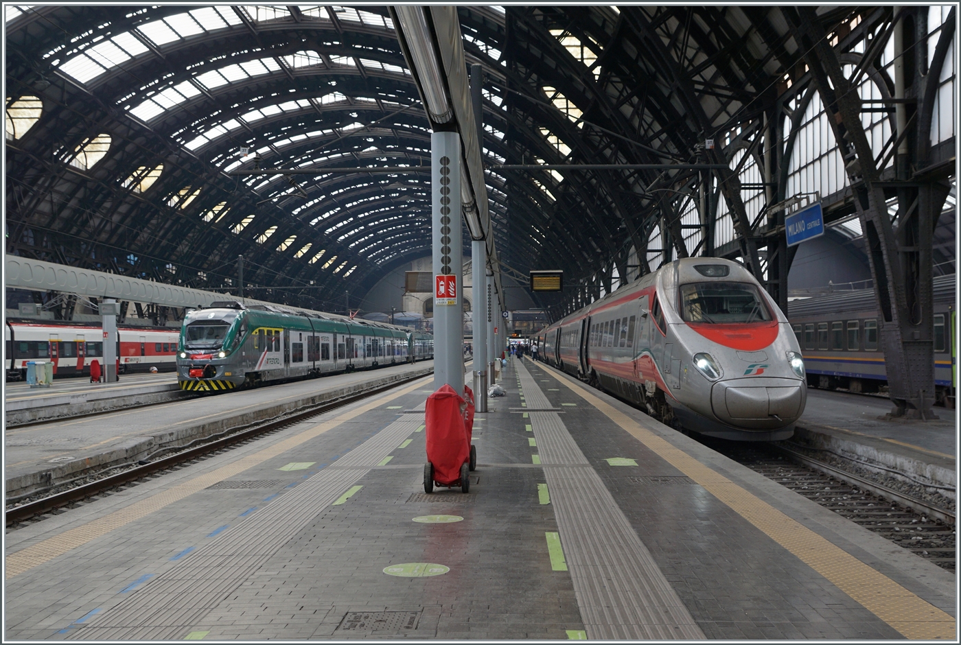 Der FS Trenitalia ETR 610 008 wartet auf die baldige Abfahrt nach Genève und links im Bild steht der Trenord ETR 245 040 als RE nach Tirano.

8. Nov. 2022