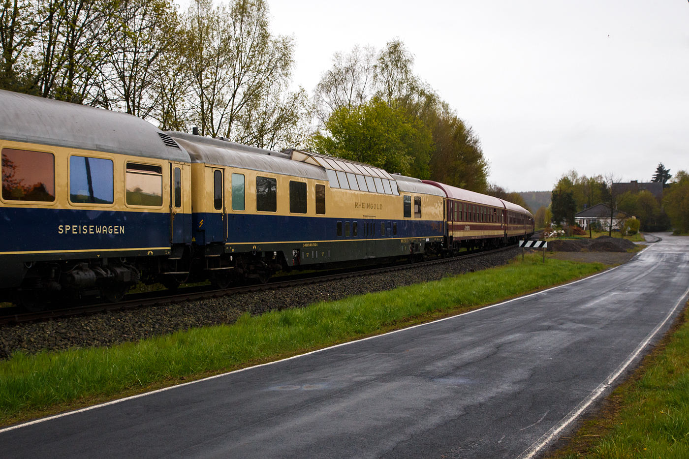 Der historische Rheingold-Aussichtswagen/Panoramawagen (DomCar) D-RhBG 56 80 81-71 002-8 der Gattung ADm, der Rheingold-Zug Betriebsgesellschaft mbH, eingereiht im Zugverband in einen Sonderzug, hier am 22 April 2017 in Obererbach (Westerwald) auf der Oberwesterwaldbahn.

Bei dem Aussichtswagen der Gattung SRmz, handelt es sich um das ehemalige DomeCar DB 10 432 AD4üm-62 als 1. Klasse Aussichtswagen für den Fernschnellzug Rheingold (F-Zug), der 1962 von Wegmann & Co. in Kassel unter der Fabriknummer 6656 gebaut wurde. Ab 1966 Deutsche Bundesbahn - DB 10 532 AD4ümh 101und später DB 61 80 88-80 002-0 ADmh 101. Fünf dieser Aussichtswagen im Stil der US-amerikanischen Domecars wurden von Wegmann für die Deutschen Bundesbahn (DB) gebaut, die sie für luxuriösen Fernschnellzug Rheingold, der ausschließlich die 1. Klasse führte, beschaffte. Zwei für jedes Zugpaar und ein weiterer Wagen dient als Betriebsreserve.

1963 wurden zwei nahezu baugleiche Wagen für den Rheinpfeil in Betrieb genommen, äußerlich an den größeren Panoramafenstern (vier statt acht) erkennbar. Sie hatten die abweichende Gattungsbezeichnung AD4üm-63, außerdem trugen sie ursprünglich statt des Rheingold-Schriftzuges die Anschrift „Deutsche Bundesbahn“. 1965 wurden beide Züge zu Trans-Europ-Express-Zügen (TEE) heraufgestuft.

Ab 1971 wurden die TEE-Züge in Deutschland weitestgehend in das neu geschaffene Intercity-Netz integriert und der fahrplanmäßige Einsatz der Aussichtswagen 1973 beendet. 1976 wurden sie an die Internationale Apfelpfeil-Organisation (IAO, mit vollem Namen IAO Internationale Apfelfahrten Organisation Helmut Th.K.Rall International Arrangements Organization GmbH & Co. KG, besser bekannt als Apfelpfeil), einen Reiseveranstalter mit Sitz in Freudenstadt-Grüntal, verkauft. Die IAO baute die Kuppeln um und verringerte deren Höhe um 20 cm, was den Fahrzeugen ein Lichtraumprofil gab, das deren freizügigen Einsatz in ganz Europa ermöglichte. Als die IAO in die Insolvenz fiel, kaufte das Reisebüro Mittelthurgau die Fahrzeuge, ertüchtigte sie für den Einsatz mit 200 km/h und vermarktete mit ihnen Schienenkreuzfahrten unter der Marke TEE Panorama. Anschließend 1999 wurden sie an die Veolia-Tochter Tågkompaniet verkauft, die sie als AFS1 bzw. AFS2 (mit Notbremsüberbrückung) mit den Nummern 201 bis 205 bezeichnete. Die Wagen wurden weiß-grün foliert und mit großen Tierbildern versehen: Vielfraß (201), Fuchs (202), Luchs (203), Elch (204) und Bär (205). So verkehrten die Wagen von 1999 bis 2003 zwischen Stockholm und Narvik.

Dann wurden die Wagen einzeln an unterschiedliche Eigentümer veräußert:
Nr. 10551 kam 2005 zu einem Reiseveranstalter in den Niederlanden.
Nr. 10552 übernahm der Freundeskreis Eisenbahn Köln und unterhält ihn betriebsfähig (dieser hier), aber nur noch für eine Höchstgeschwindigkeit von 160 km/h. 
Nr. 10553 wurde von der Vulkan-Eifel-Bahn Betriebsgesellschaft (VEB) übernommen. Im April 2011 kaufte ihn das Eisenbahnverkehrsunternehmen RailAdventure für 40.000 Euro, sanierte ihn in mehrjähriger Arbeit grundlegend und baute ihn dabei zu einem modernen Salonwagen um.
Nr.10554 wurde ebenfalls von der VEB übernommen, später von der AKE-Eisenbahntouristik gekauft und dort im AKE-Rheingold eingesetzt.
Nr. 10555 übernahm die Deutsche Bahn Stiftung, Trägerin der Museen der DB AG. Er steht als Info-Zentrum im Güterbahnhof Coburg.

LENENSLAUF von diesem Wagen (Nr. 10552):
• 1962 bis 1966 - DB 10 432 AD4üm-62
• 1966 bis 1971 - DB 10 552 AD4üm-63
• 1971 bis 1976 - DB 61 80 81-80 002-0 ADmh 101
• 1976 bis 1989 - IAO (Apfelpfeil) 51 80 09-42 912-8 WGm
• 1989 bis 1999 - RBMT (Reisebüro Mittelthurgau) 51 80 09-80 202-7 WGm 038.8, eingestellt über die SBB
• 1999 bis 2005 - TKAB AFS 1 – 202 „Fuchs“ (Veolia-Tochter Svenska Tågkompaniet AB), 
2005 bis 2008 - ADümh101 56 80 81-80 002-7 (Privateigentum, Leihgabe an FEK - Freundeskreis Eisenbahn Köln e.V.)
seit 2008 - D-RhBG 56 80 81-71 002-8 ADm der Rheingold-Zug Betriebsgesellschaft mbH

TECHNISCHE DATEN (DomeCar):
Spurweite: 1.435 mm
Anzahl der Achsen: 4 in 2 Drehgestellen
Länge über Puffer: 26.400 mm
Drehzapfenabstand: 19.000 mm
Eigengewicht: 51,4 t
Höchstgeschwindigkeit: 160 km/h (zeitweise 200 km/h)
Ausstattung: Aussichtskanzel mit 3 Tischen á 4 Personen, 3 Tischen á 2 Personen, 4 Tische für Einzelpersonen, 2 Abteile 1. Klasse mit 6 Plätzen. Bar- und Speiseraum mit 4 Tischen á 2 Personen, Bar, Sitzgruppe, WC, Abstell- und Kühlmöglichkeit im Untergeschoss.