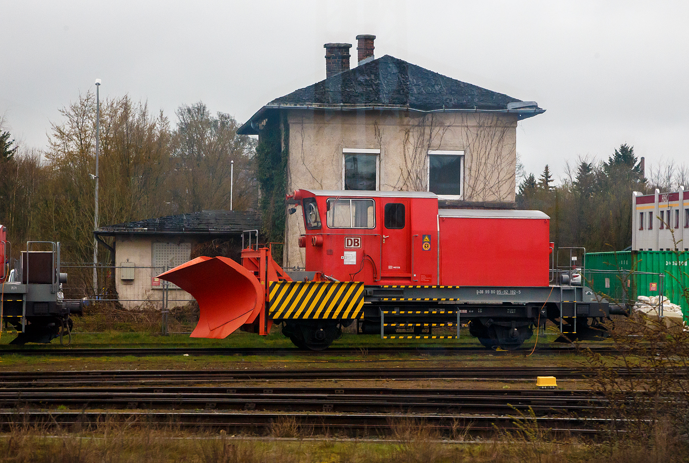 Der in Hof stationierte Schneepflug der Bauart BA 851 (interne DB Netz BR 751.1), Schweres Nebenfahrzeug Nr. D-DB 99 80 95 – 92 192-5, der DB Netz AG (ex 40 80 947 5 192-7, ex 30 80 947 5 192-9) ist am 17 April 2023 beim Hbf Hof abgestellt.

Der Schneepflug vom Typ Beilhack PB 600 wurde 1973 von Martin Beilhack Maschinenfabrik und Hammerwerk GmbH in Rosenheim (heute zu Aebi Schmidt Holding AG) gebaut.  

Das 28 t schwere zweiachsige Gerät verfügt über einen sogenannten Innenpflug in Form eines festen Dreieckpfluges mit beidseitigem Auswurf. Die Schneepflüge haben keinen eigenen Antrieb und müssen immer von einer Lok geschoben werden. Für die Fahrtrichtungsänderung wird der Schneepflug von der Lok gekuppelt, der Oberrahmen wird um 180° auf dem Drehkranz zum Fahrgestell gedreht und die Lok wird an der anderen Seite wieder angekuppelt. Die Räumfahrten können mit einer maximalen Geschwindigkeit von 50 km/h durchgeführt werden, die maximale Schleppgeschwindigkeit beträgt 80 km/h.

TECHNISCHE DATEN:
Art: Schneepflug BA 851.1
Spurweite:  1.435 mm (Normalspur)
Anzahl der Achsen: 2
Länge über Puffer: 12.000 mm
Achsabstand: 5.000 mm
Eigengewicht: 28.000 kg
Höchstgeschwindigkeit (Hg): 80 km/h (urspr. 90 km/h)
Zur Mitfahrt zugel. Personenzahl: 5
Bremse: KE-GP
