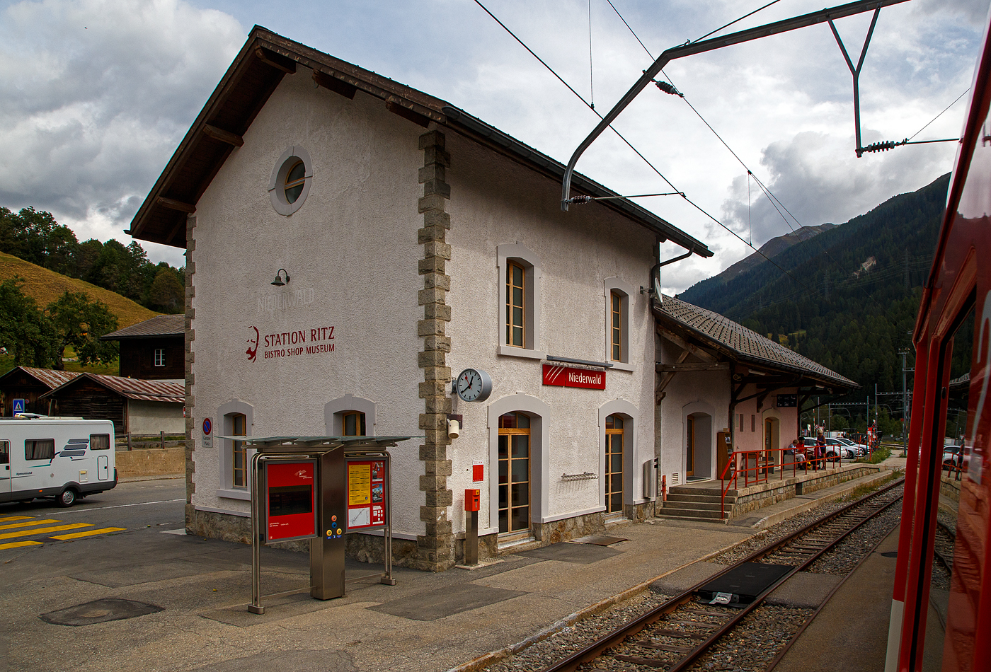 Der kleine MGB Bahnhof Niederwald (Station Ritz) an der Furka-Oberalp-Bahn am 07 September 2021. 

Der Bahnhof Niederwald (1.251 m . M.) liegt im Goms im Kanton Wallis. Als Goms wird der oberste Talabschnitt des Oberwallis zwischen der Quelle der Rhone und der Talstufe von Grengiols in der Nhe von Brig bezeichnet. Es ist der stlichste Teil des Kantons Wallis. Im Osten wird es vom Furkapa begrenzt und im Westen optisch durch das Weisshorn. Das Goms wurde durch den eiszeitlichen Rhonegletscher ausgehobelt. Danach wurde der Talboden durch den Rotten, die junge Rhone, aufgeschttet.

Nach einer umfangreichen Renovation wurde das Bahnhofsgebude in Niederwald im Dezember 2019 zur Station Ritz. Highlights bilden eine Dauerausstellung zu Csar und Marie Louise Ritz sowie eine jhrliche Wechselausstellung. Die Ausstellungen sind tglich von 8.00 bis 18.00 Uhr geffnet.

Der berhmte und erfolgreiche Hotelier Csar Ritz, der Grnder der gleichnamigen Nobelhotels Ritz, wurde 1850 hier in Niederwald geboren. 1898 erffnete er als erstes seiner Luxushotels das Hotel Ritz in Paris. Spter folgten das Hotel Ritz in London und andere Hotels in weiteren Stdten. Mit seiner Frau und seinem Sohn fand er in Niederwald auch seine letzte Ruhesttte.
