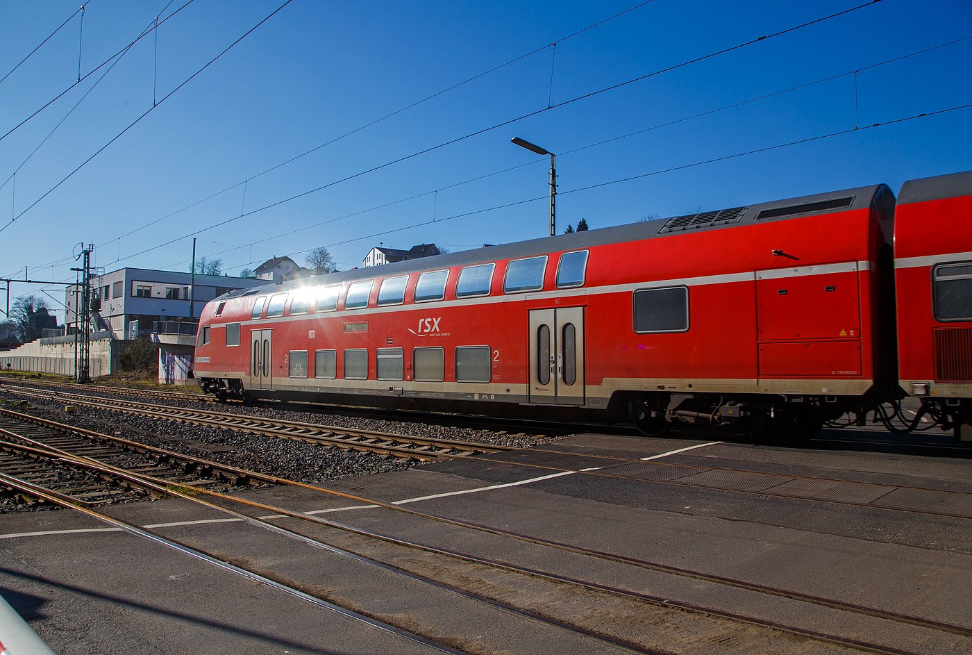 Der klimatisierte Doppelstock-Steuerwagen 2. Klasse (DoSto-Steuerwagen) D-DB 50 80 86-75 029-8, der Gattung/Bauart DBpbzfa 763.6, vom rsx - Rhein-Sieg-Express der DB Regio NRW, am 14.02.2023 im Zugverband vom RE 9 bei einer Zugdurchfahrt in Niederschelden (Sieg).

Der Wagen wurde 1999 von der Deutsche Waggonbau AG (DWA) in G�rlitz gebaut. Ab 1999 wurden die neu beschafften Steuerwagen mit einem vergr��erten behindertengerechtem WC ausgestattet, welches die Bauart DBpbzfa 763.6 charakterisiert. Derzeit sind Wagen dieser Bauart nur in Hessen und Nordrhein-Westfalen beheimatet. Der Wagen ist klimatisiert, besitzt BiLED-Anzeigen und ist f�r 160 km/h zugelassen. 

TECHNISCHE DATEN: 
Spurweite: 1.435 mm
L�nge �ber Puffer: 27.270 mm
Wagenkastenl�nge: 26.660 mm
Wagenkastenbreite: 2.784 mm
H�he �ber Schienenoberkante: 4.631 mm
Drehzapfenabstand: 20.000 mm
Achsstand im Drehgestell: 2.500 mm
Drehgestellbauart:  G�rlitz VIII
Leergewicht: 52 t
H�chstgeschwindigkeit: 160 km/h
Bremsbauart: KE-PR-A-Mg-mZ (D) [ep|NB�]
Sitzpl�tze:  101 (2. Klasse) und 2 Rollstuhlpl�tze
Toiletten: 1, behindertengerecht, geschlossenes System
Hersteller:  Deutsche Waggonbau AG (DWA), Werk G�rlitz 
Baujahre: 1999 bis 2000
Bemerkungen: 1 Mehrzweckabteil